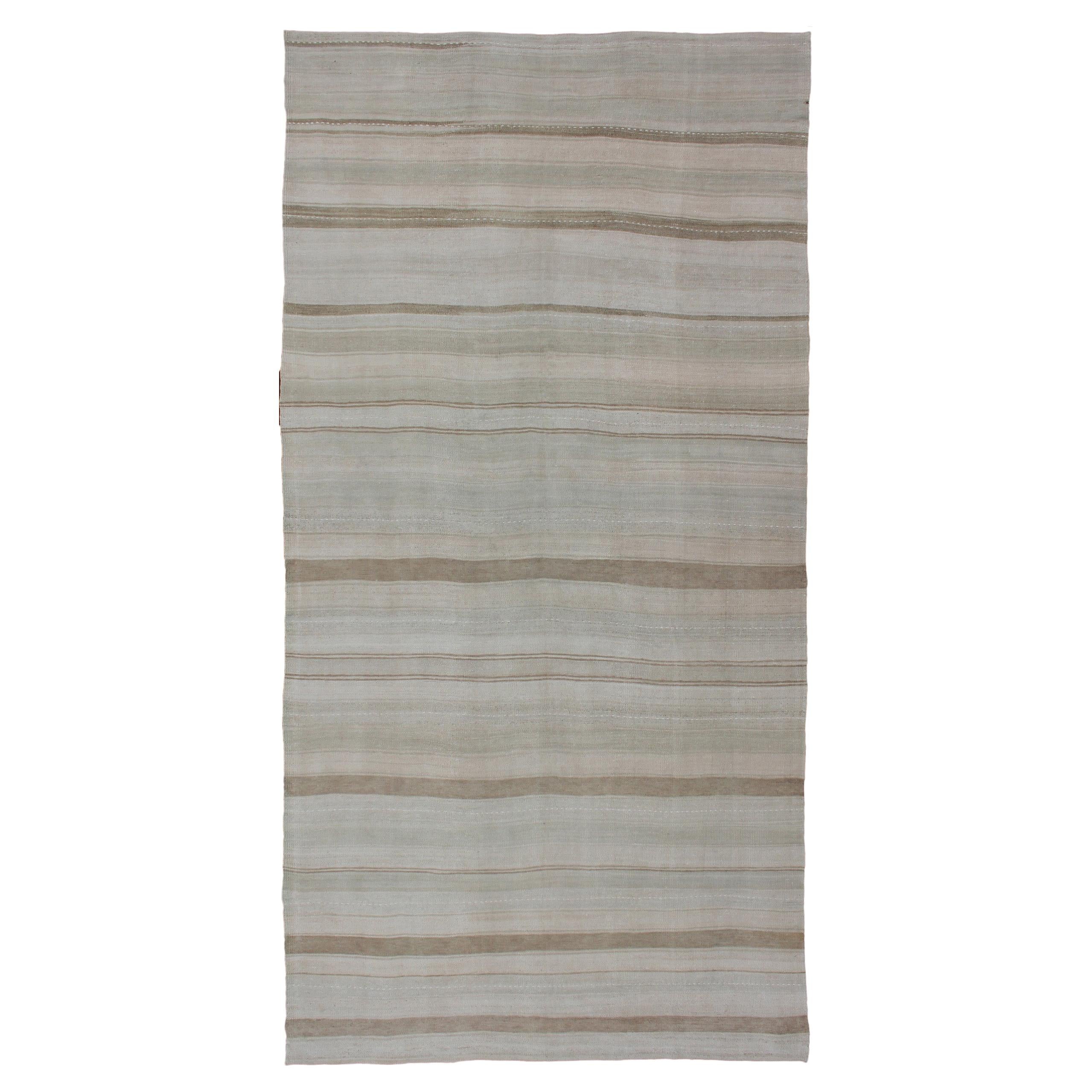 Grand tapis de couloir tapisserie vintage turc Kilim à rayures en camel clair et neutre en vente