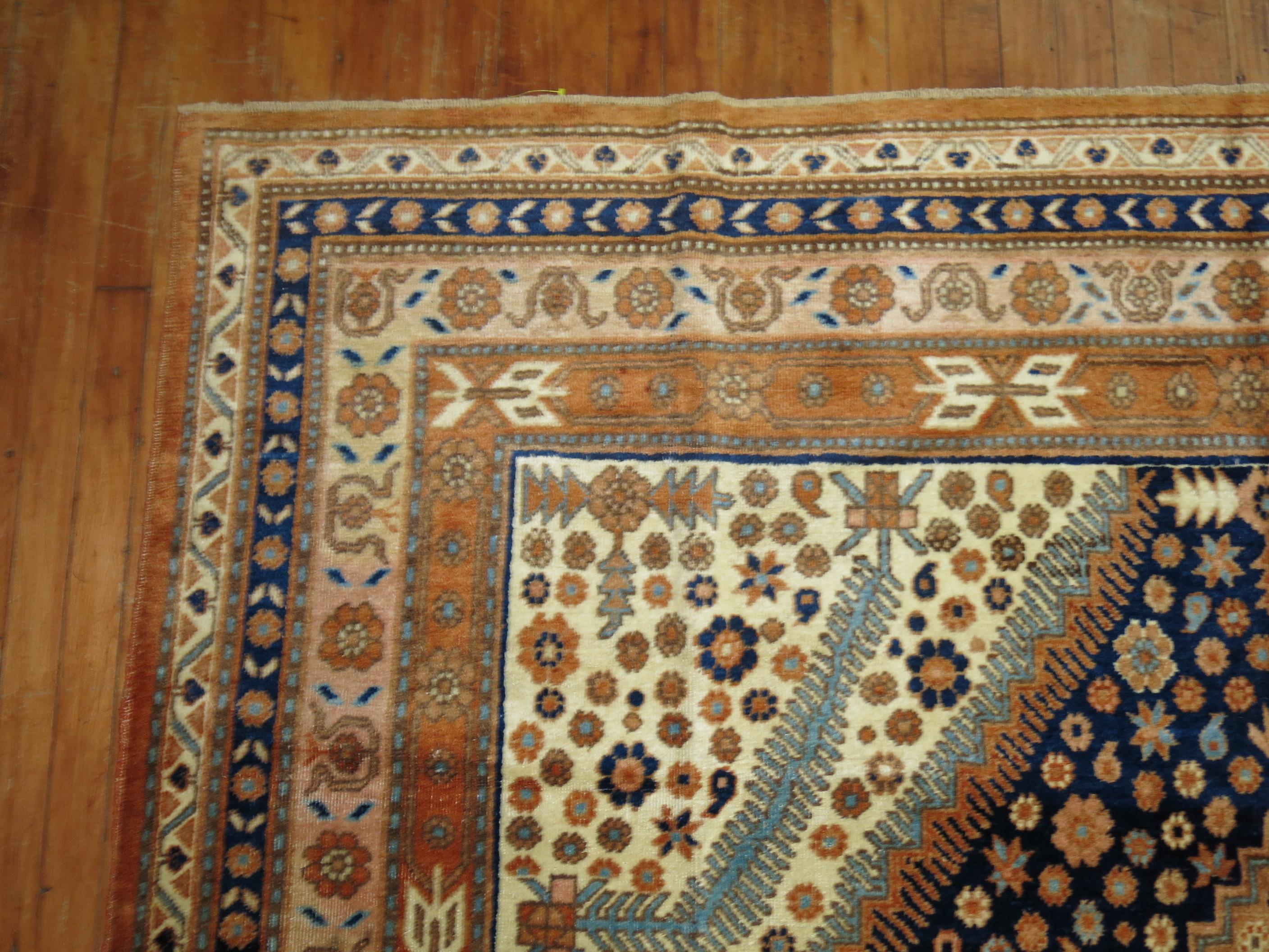 Großer Khotan-Teppich in Galeriegröße (Wolle) im Angebot