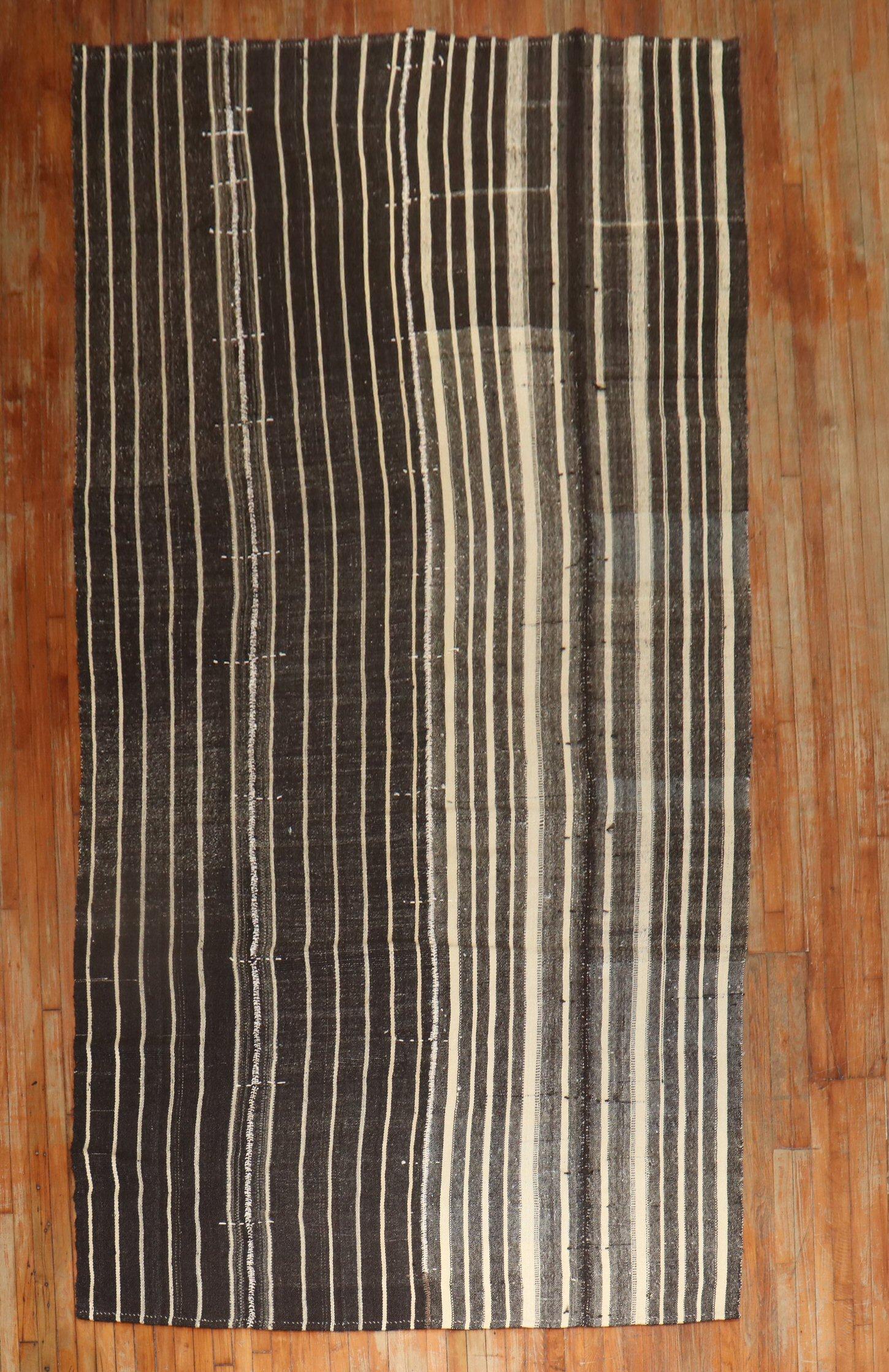 Eine große Galerie Größe one-of-a-kind 3. Quartal des 20. Jahrhunderts türkischen Kelim Flatweve Ryg

Maße: 6'6'' x 14'2''.