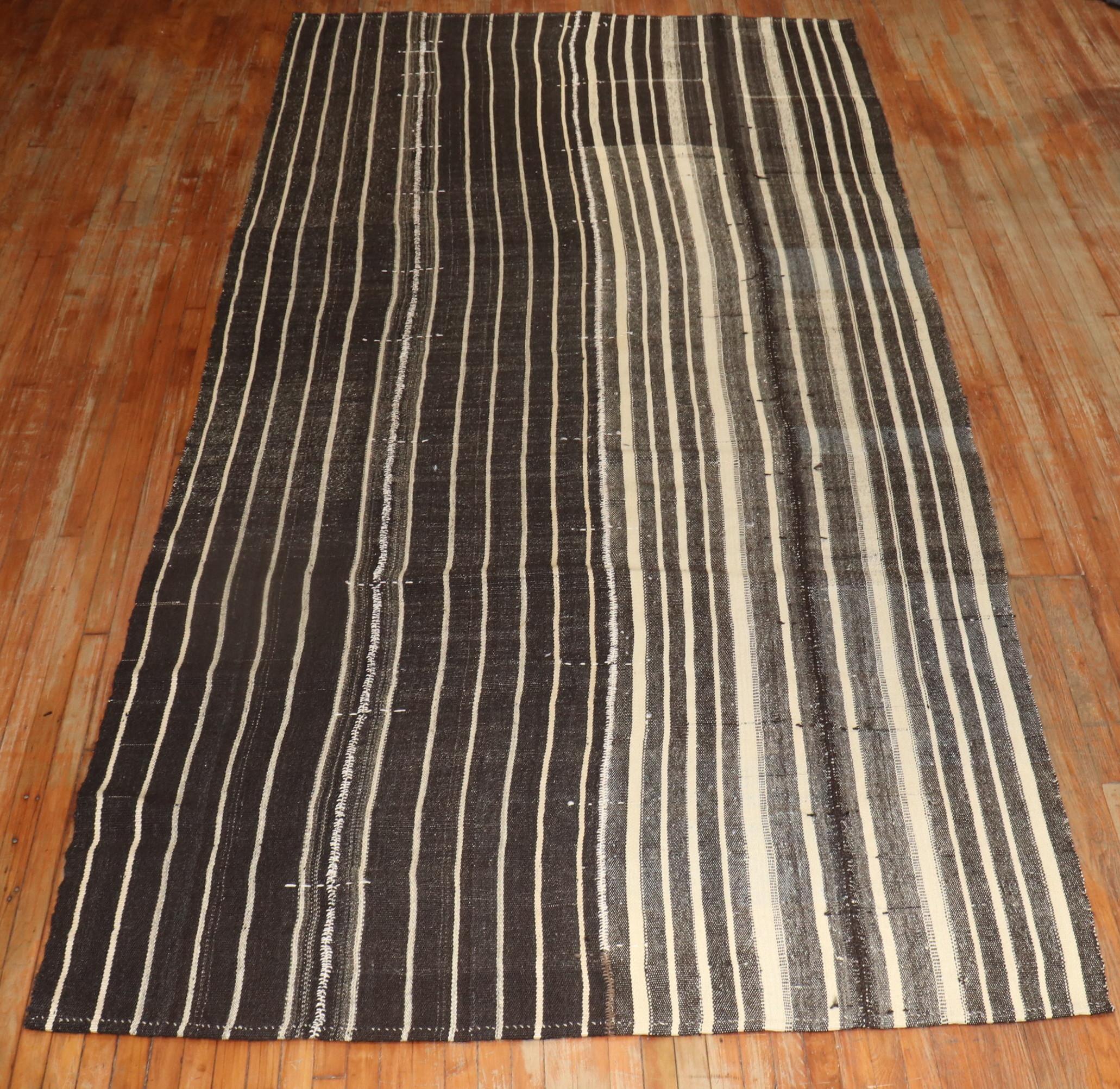 Großes flaches türkisches Kelim-Flatweave in Galeriegröße (Moderne) im Angebot