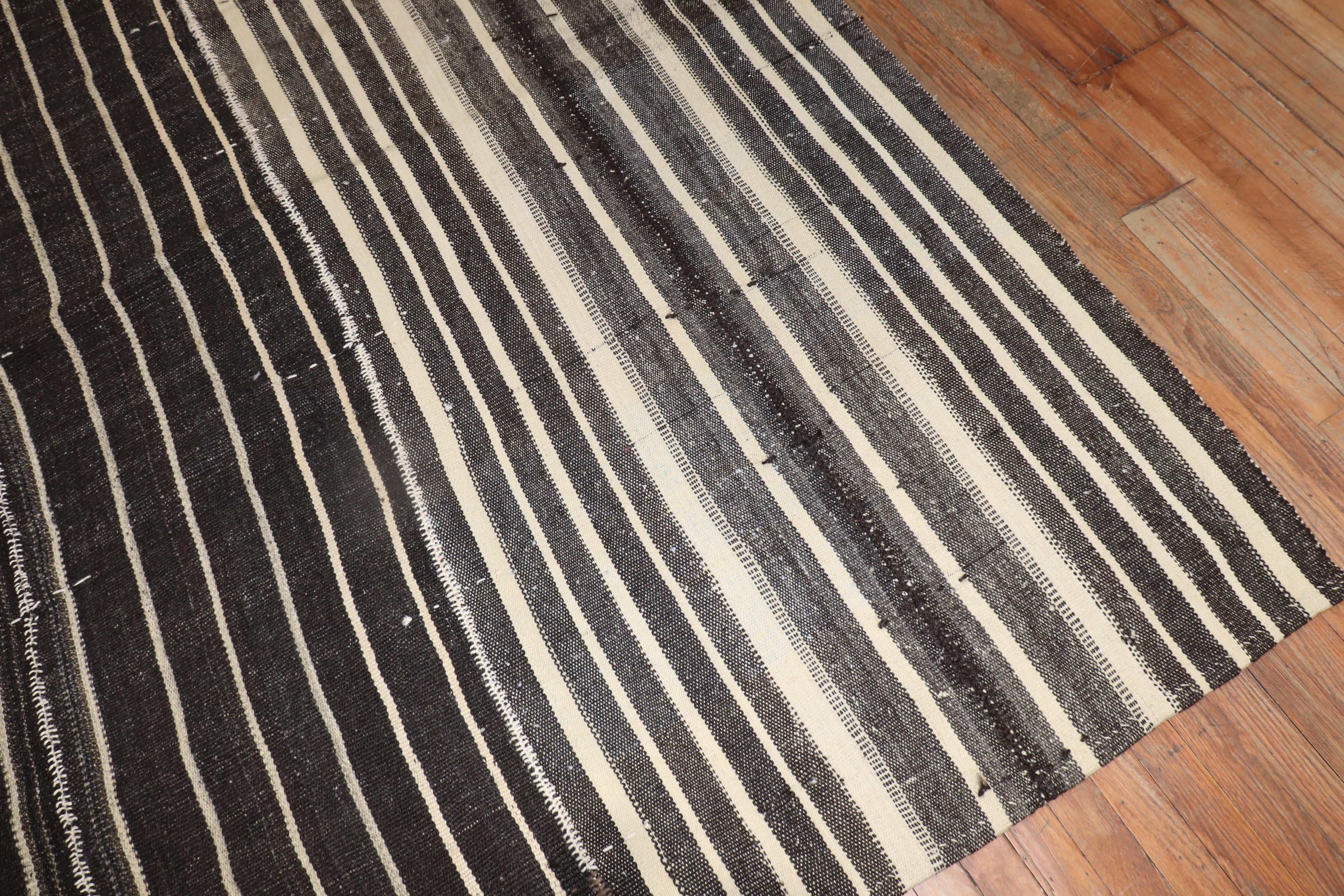 Großes flaches türkisches Kelim-Flatweave in Galeriegröße (Türkisch) im Angebot