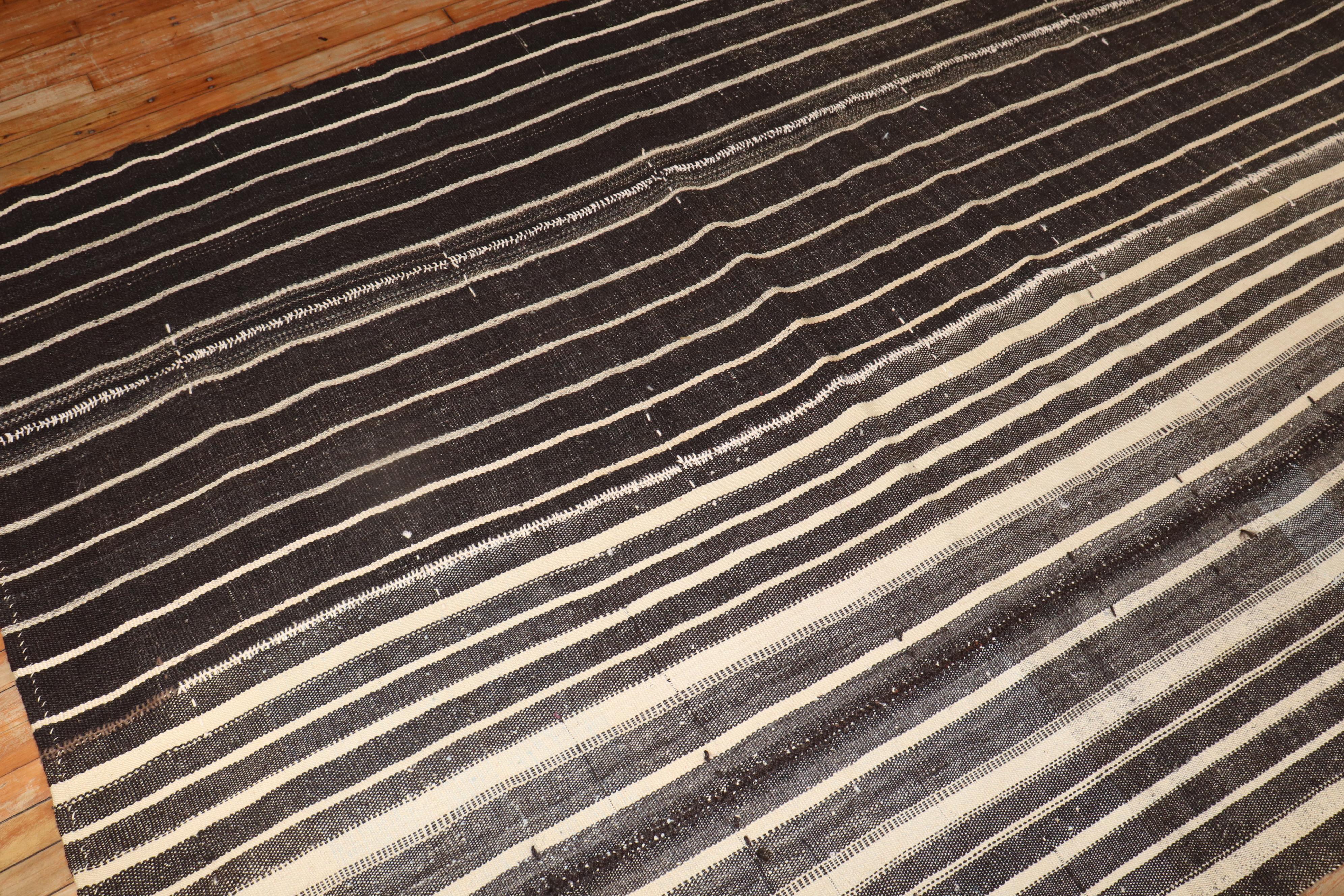 Großes flaches türkisches Kelim-Flatweave in Galeriegröße (Handgeknüpft) im Angebot