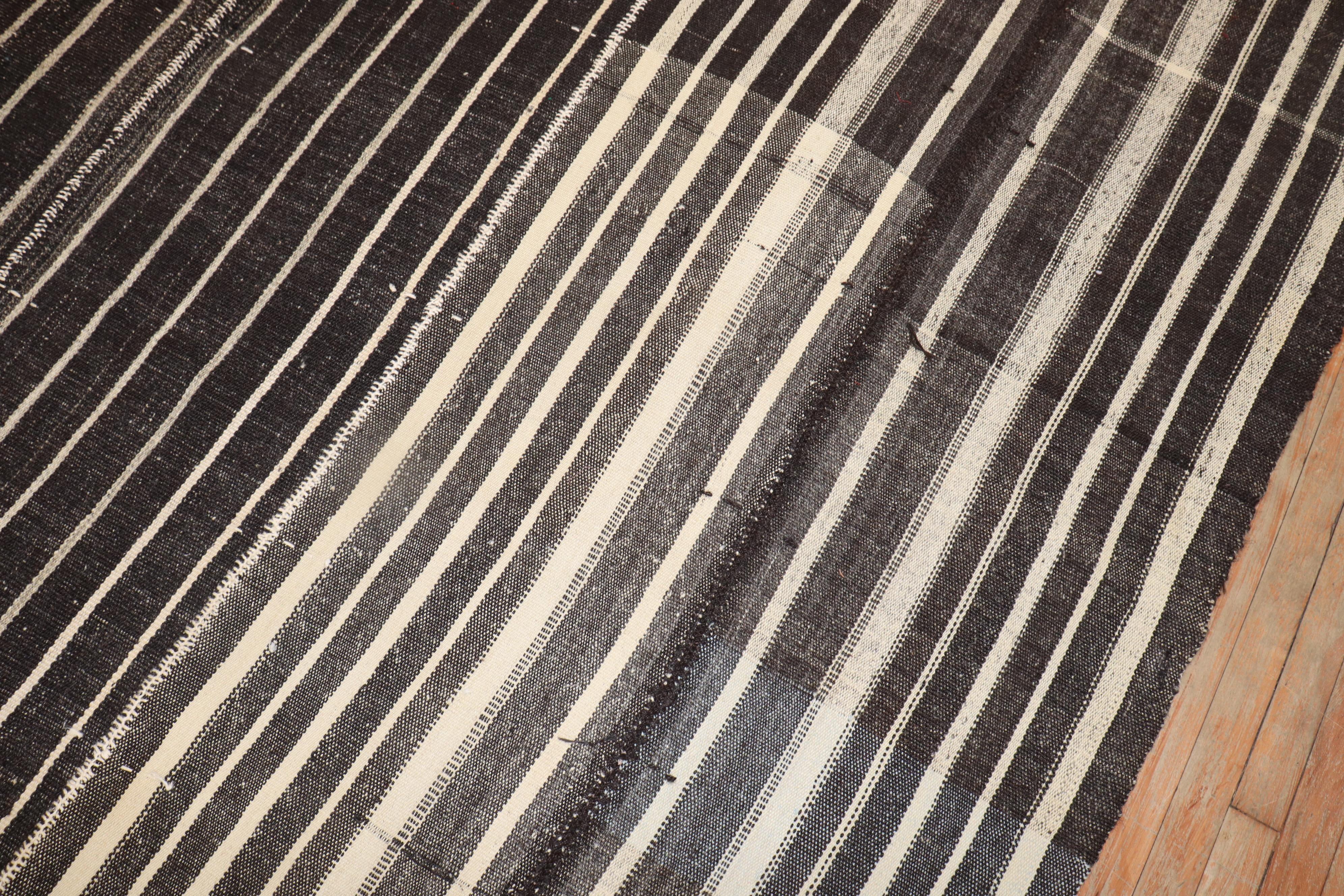 Großes flaches türkisches Kelim-Flatweave in Galeriegröße im Zustand „Gut“ im Angebot in New York, NY