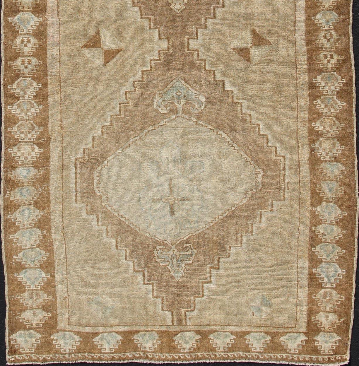 Oushak Large Gallery Turkish Rug in Earth Tones, Light Brown with Three Medallions For Sale