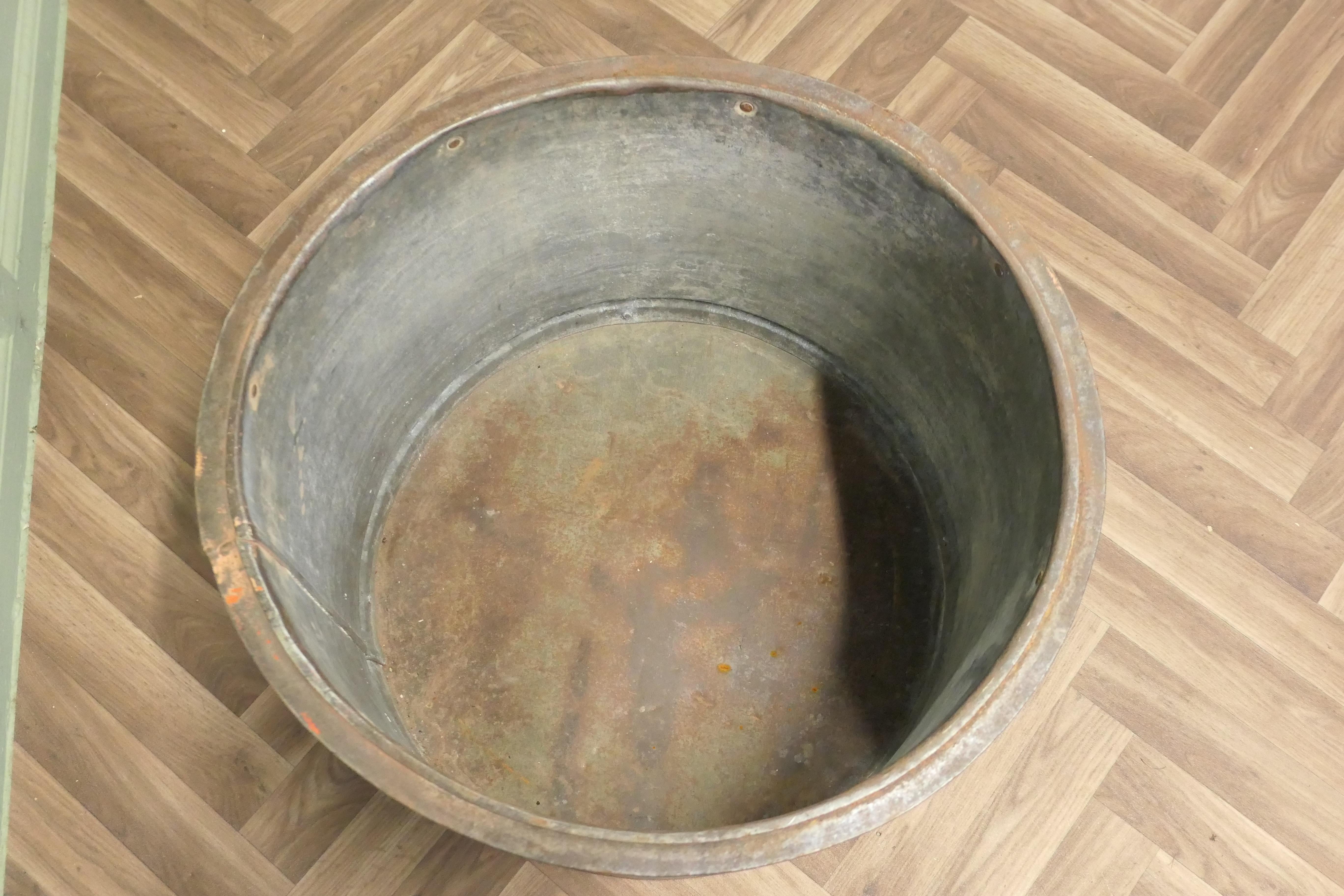 Large Galvanised Steel and Iron Cauldron Log Bin In Good Condition For Sale In Godshill, Isle of Wight