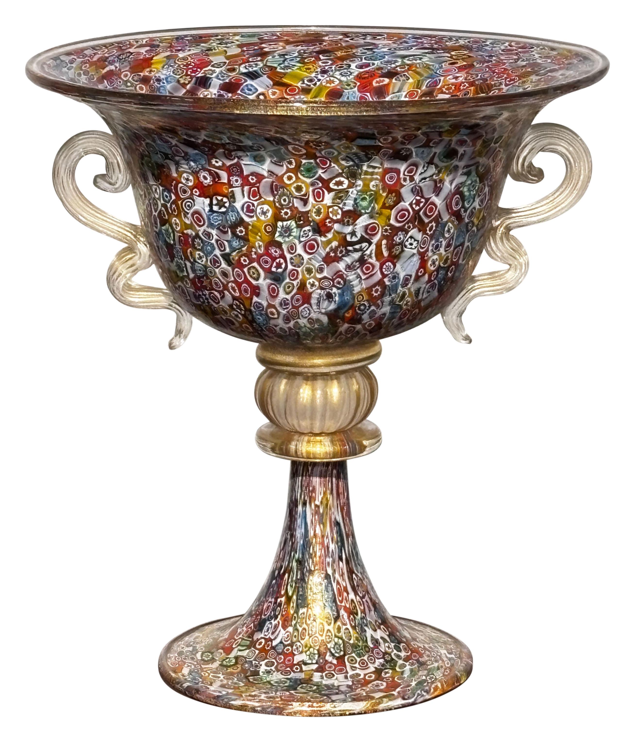 Impressionnant vase ou urne à double anse en Millefiori de Murano soufflé à la main par Mario Gambaro et Bruno Poggi, Italie, sur base piédestale. Conserve son Label d'origine.  
Merveilleuses couleurs et présence. Elle est en excellent
