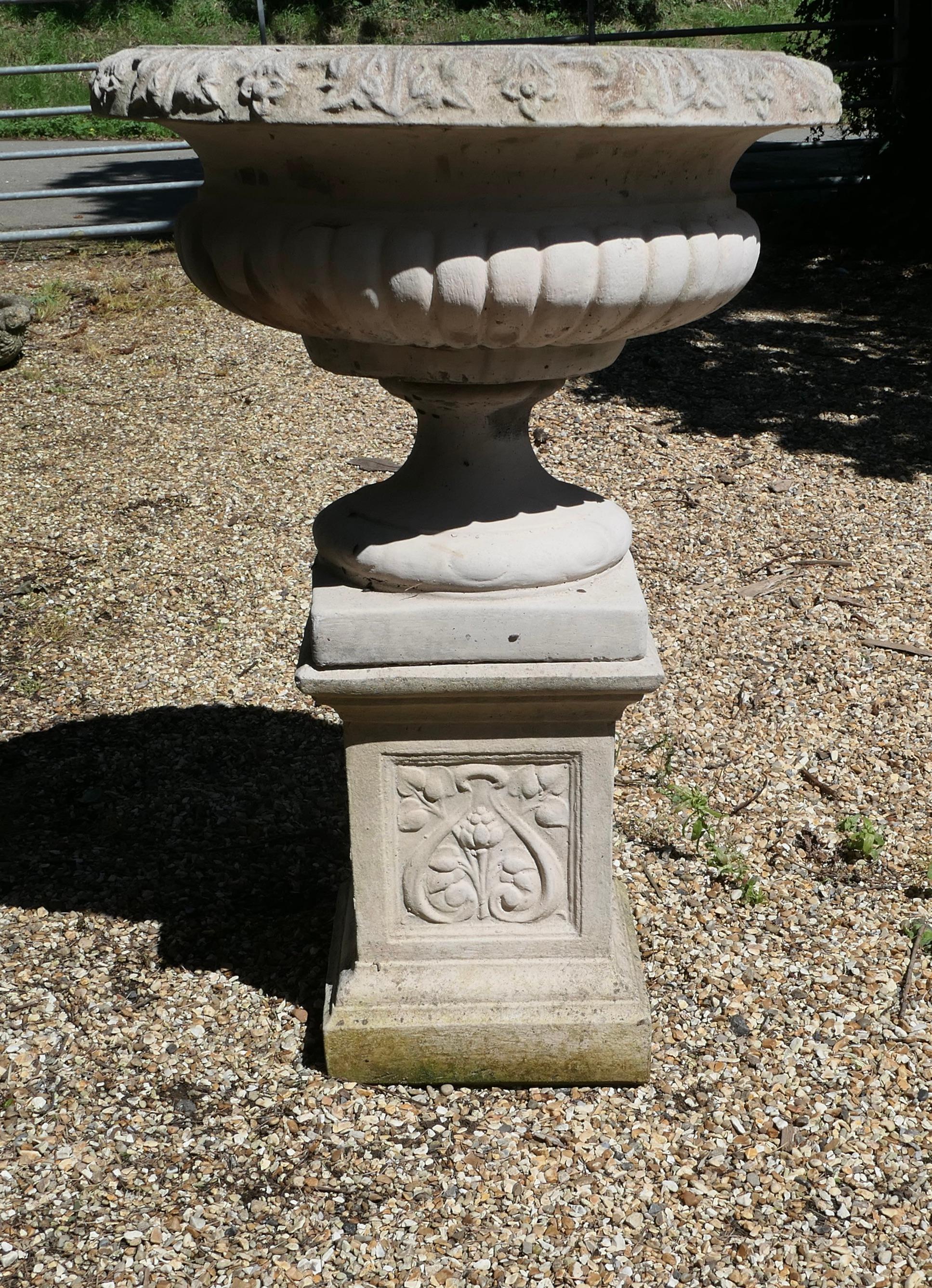 Urna o fioriera da giardino grande su piedistallo


Questo è un  L'urna da giardino, di grandi dimensioni e molto attraente, è collocata su un basamento
L'urna è in buone condizioni, ha un drenaggio ed è molto pesante.

L'urna è  36