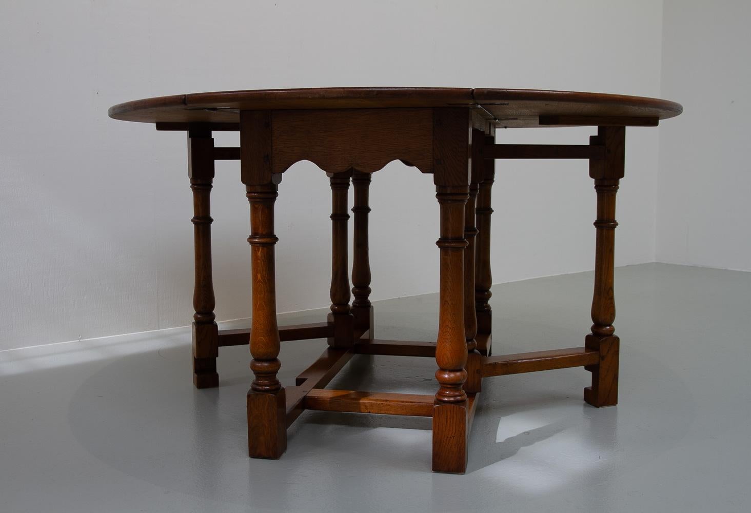 English Large Gateleg Dining Table in Oak For Sale