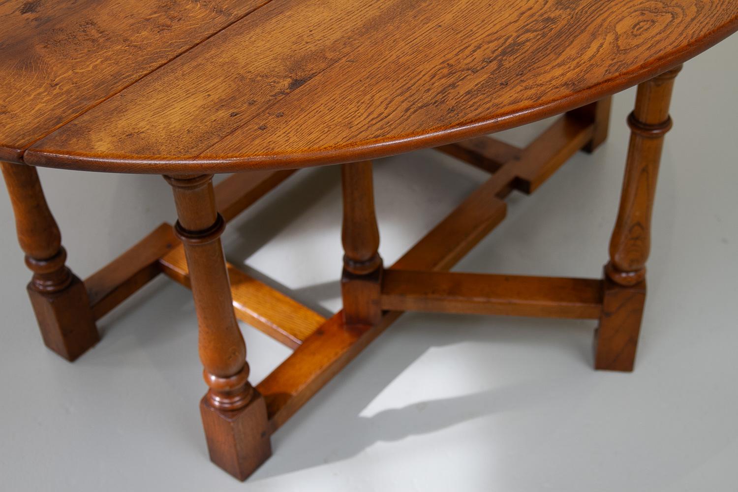 Large Gateleg Dining Table in Oak In Good Condition For Sale In Asaa, DK
