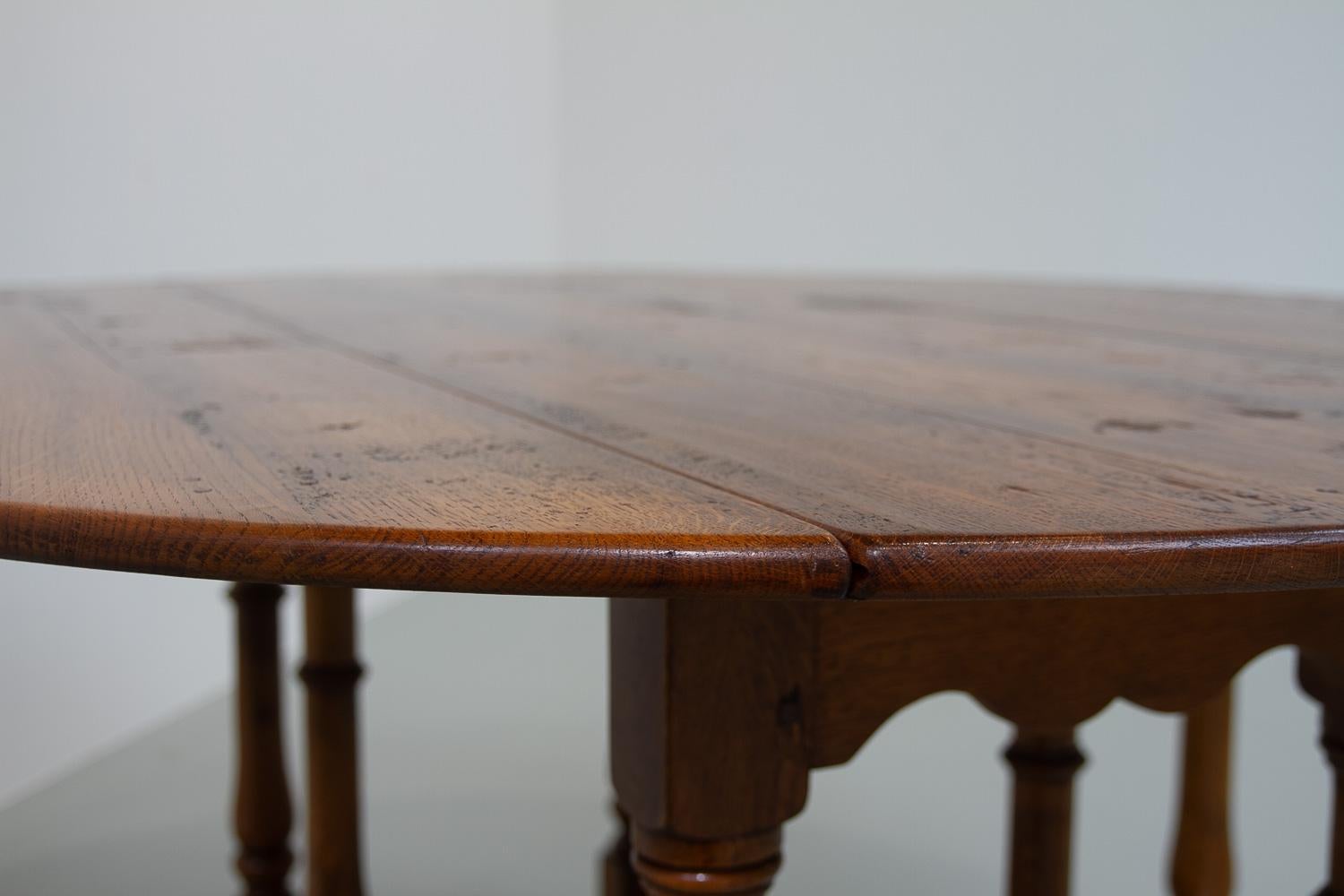20th Century Large Gateleg Dining Table in Oak For Sale
