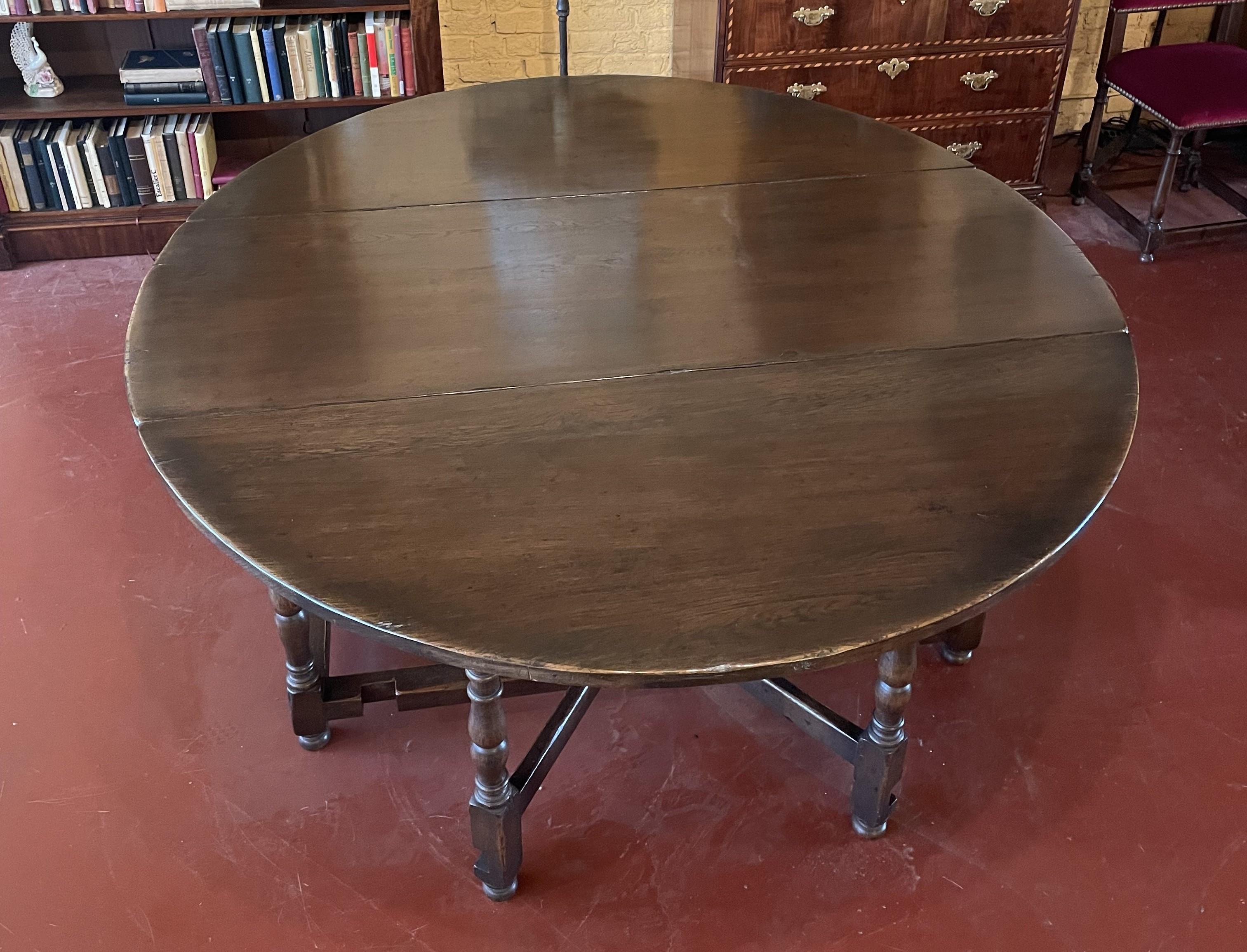 lovely oak table called Gateleg

Very beautiful table which has a very beautiful turned base

Beautiful top with a thickness of 3cm

the table can be used as a dining room table, as a closed console or as a half-moon table

very beautiful patina and