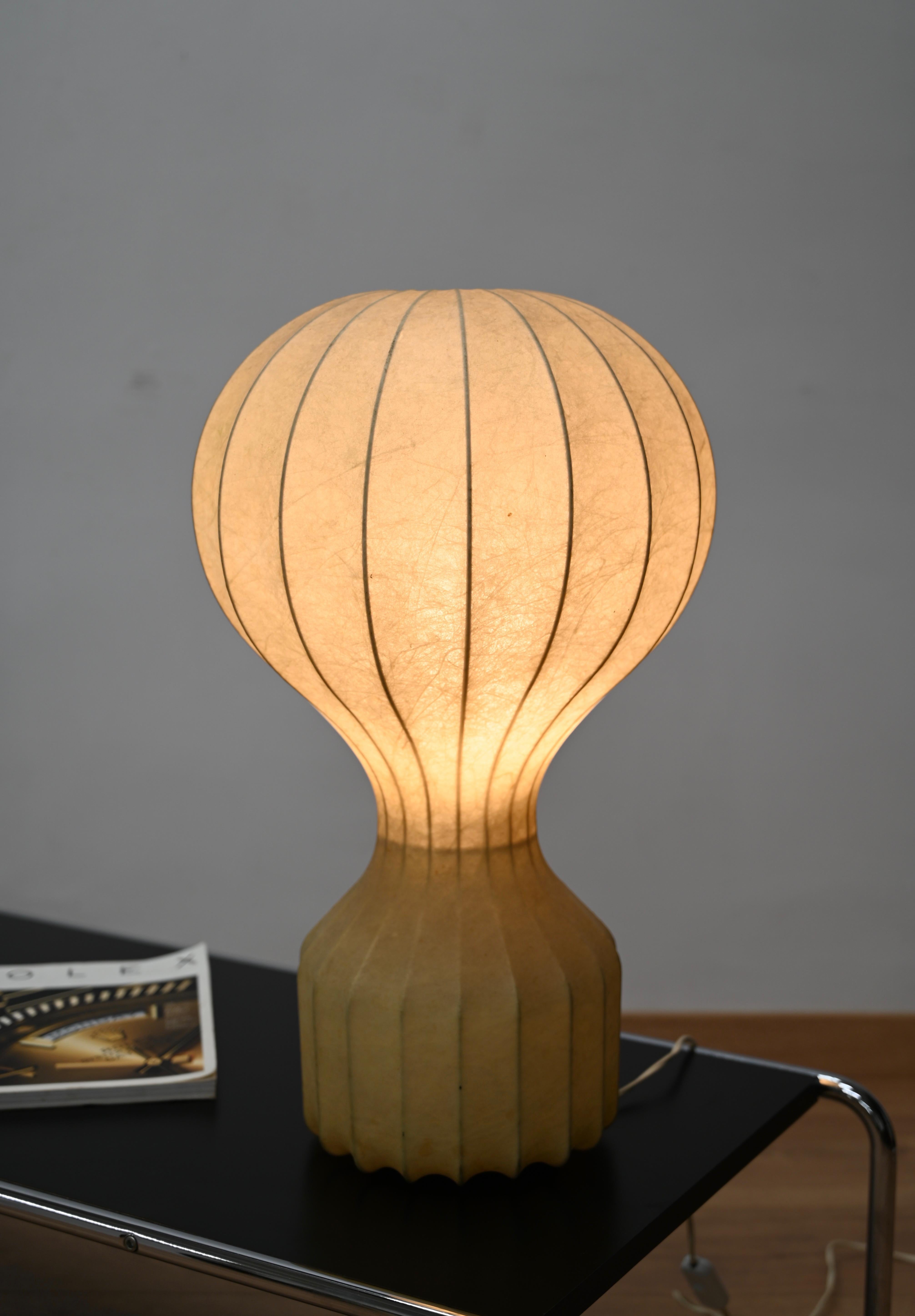 Mid-Century moderno Grandi lampade da tavolo Gatto Beige Cocoon di Castiglioni per Flos, Italia anni '60 in vendita