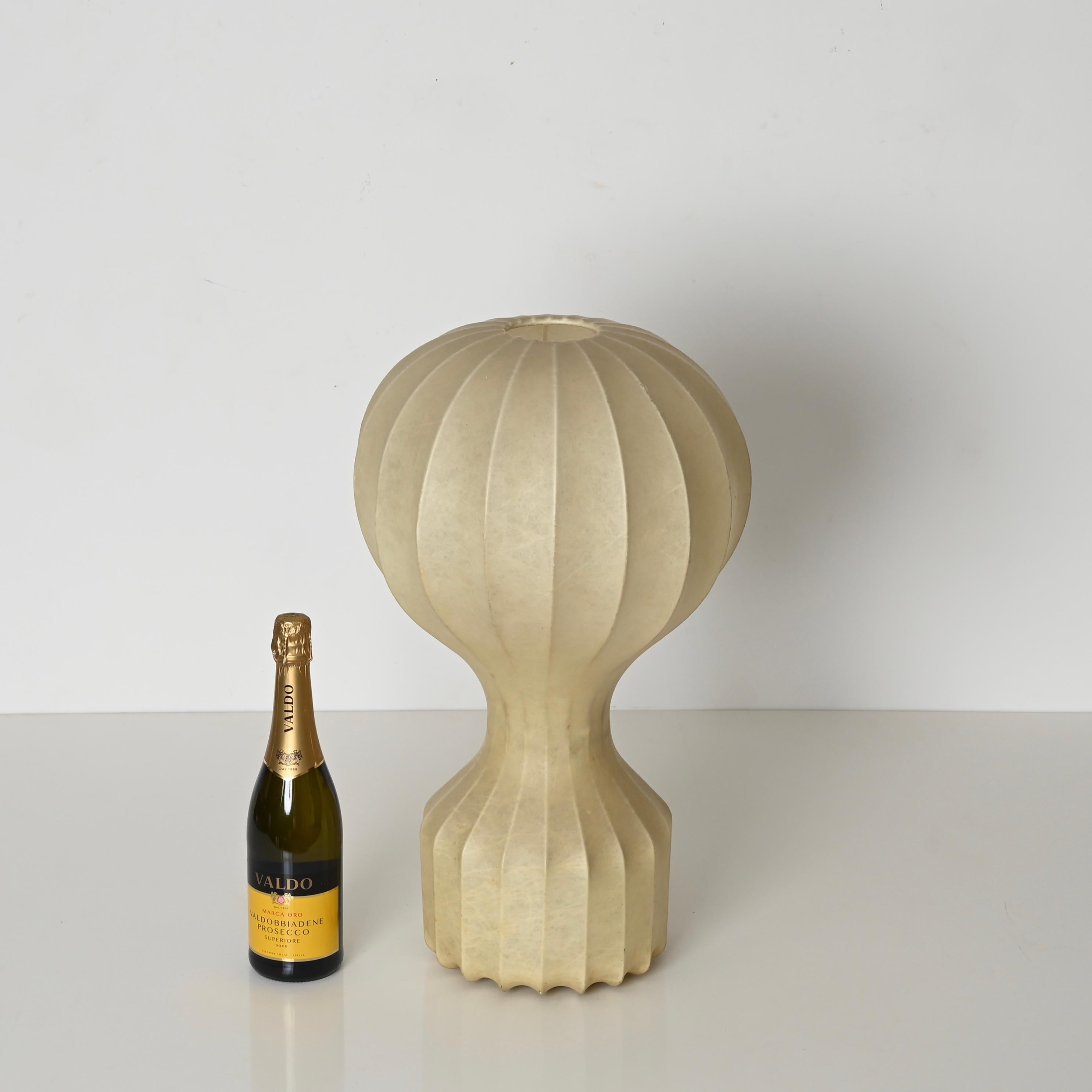 Fatto a mano Grandi lampade da tavolo Gatto Beige Cocoon di Castiglioni per Flos, Italia anni '60 in vendita
