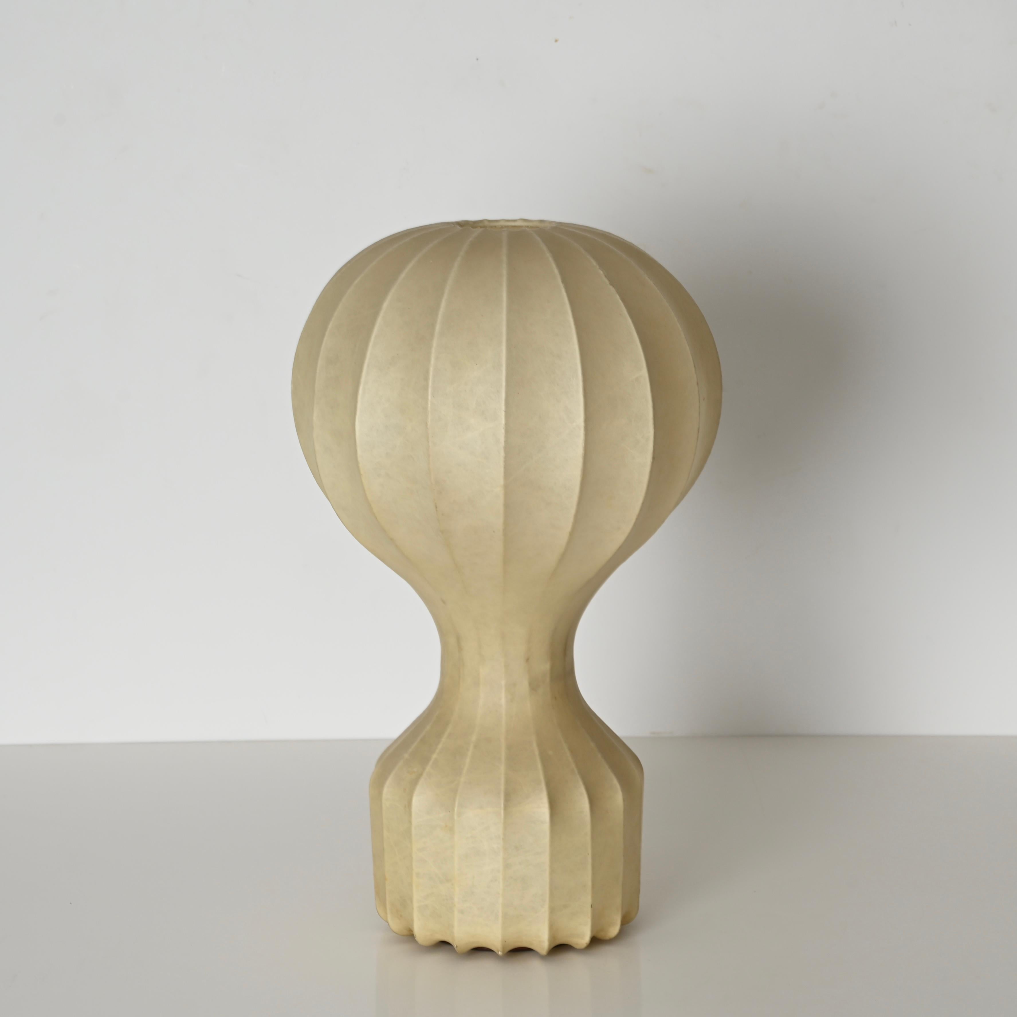Grandi lampade da tavolo Gatto Beige Cocoon di Castiglioni per Flos, Italia anni '60 In condizioni buone in vendita a Roma, IT