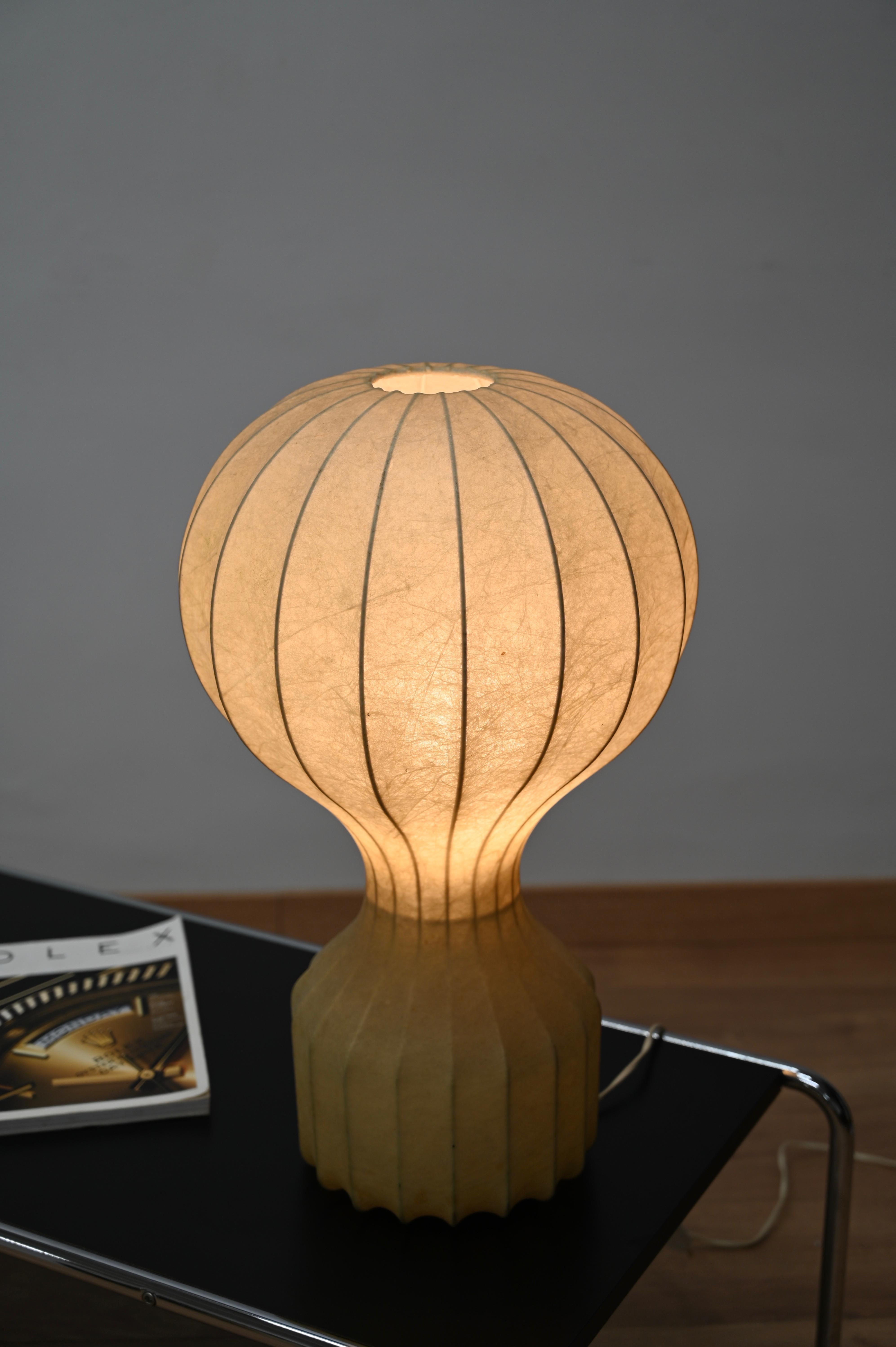 Metallo Grandi lampade da tavolo Gatto Beige Cocoon di Castiglioni per Flos, Italia anni '60 in vendita