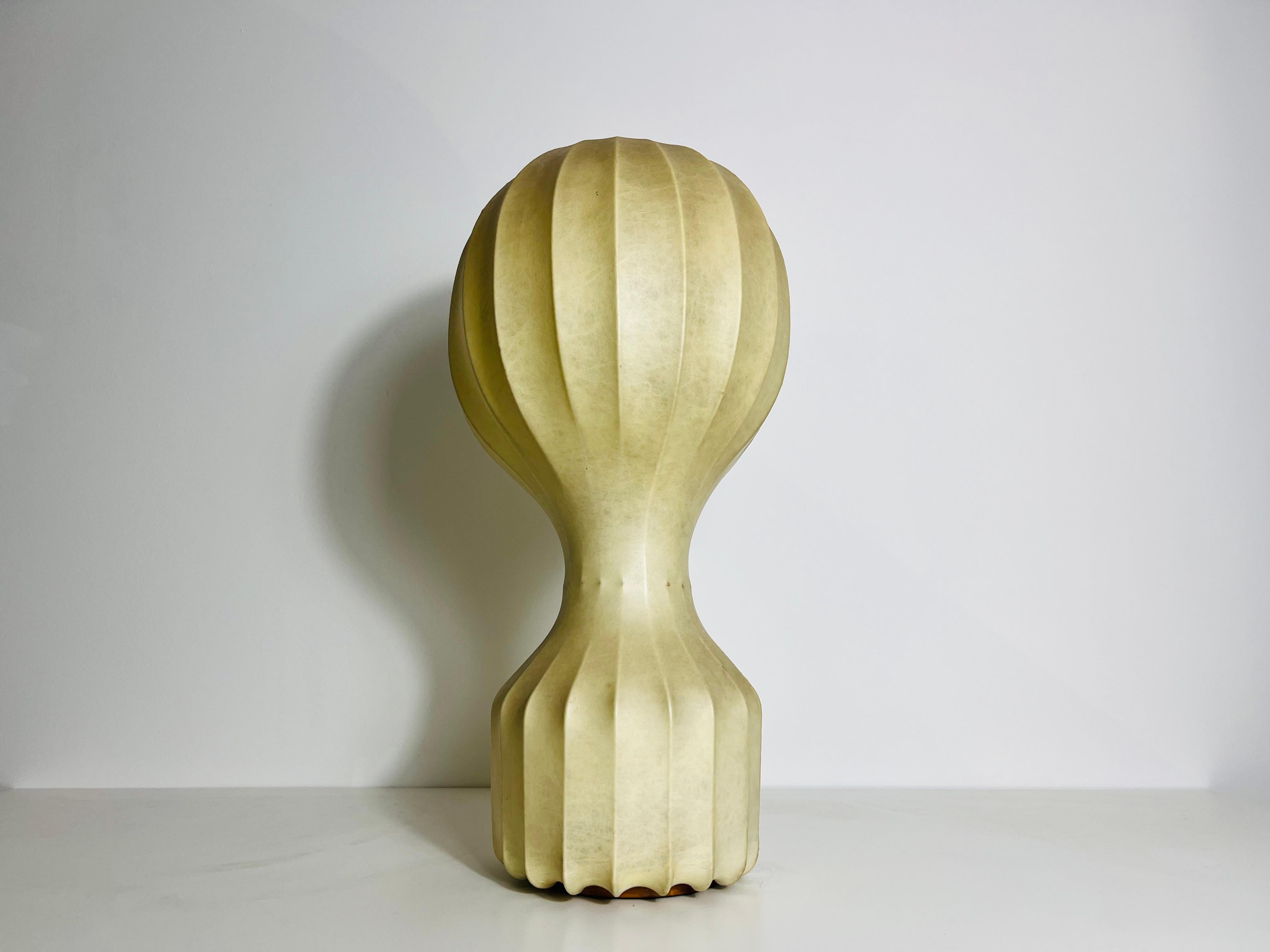 Capolavoro del design italiano di metà secolo, la lampada da tavolo 
