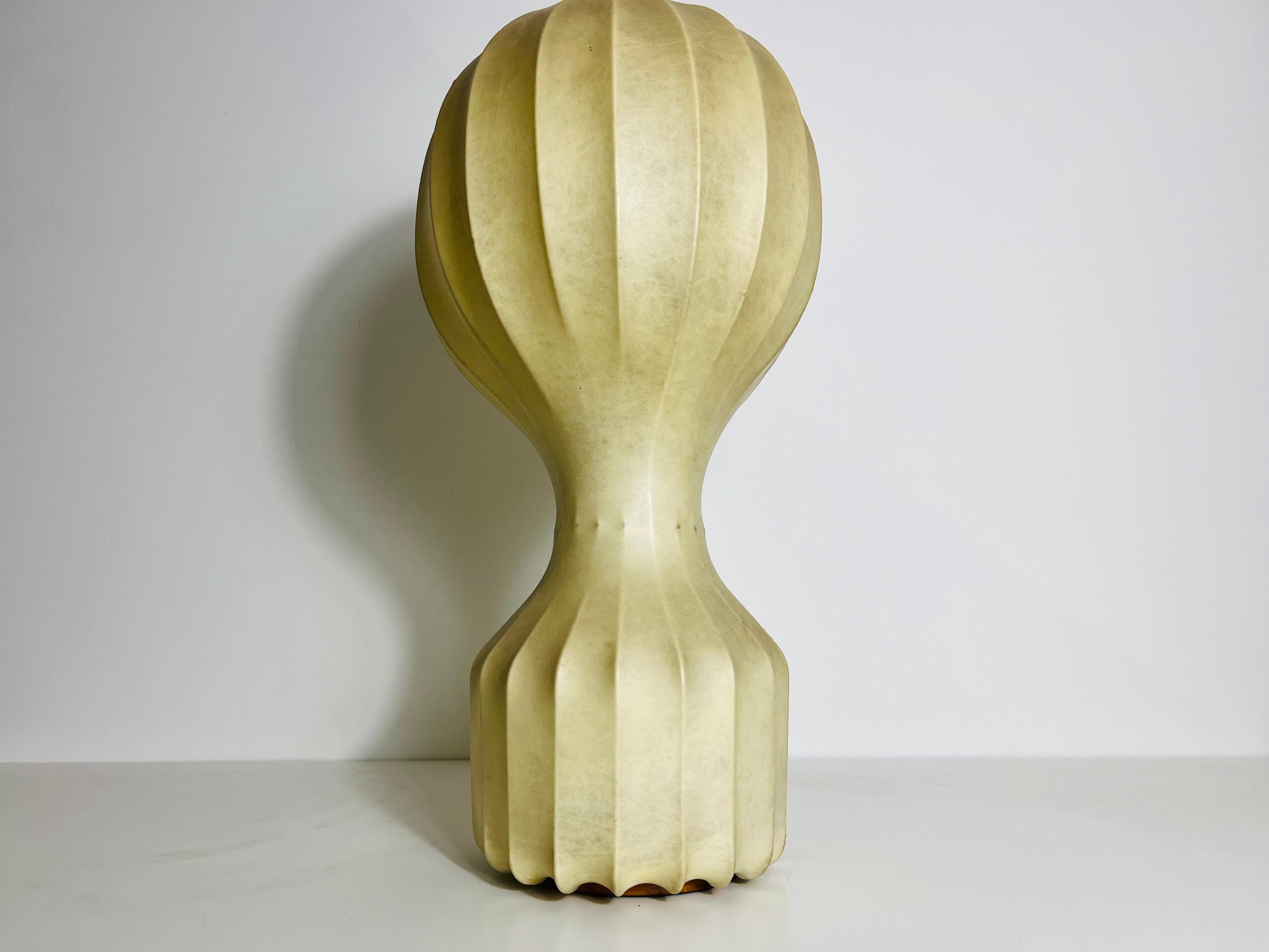 Metà XX secolo Lampada da tavolo grande Gatto Cocoon di Achille and Pier Giacomo Castiglioni, anni '60 in vendita