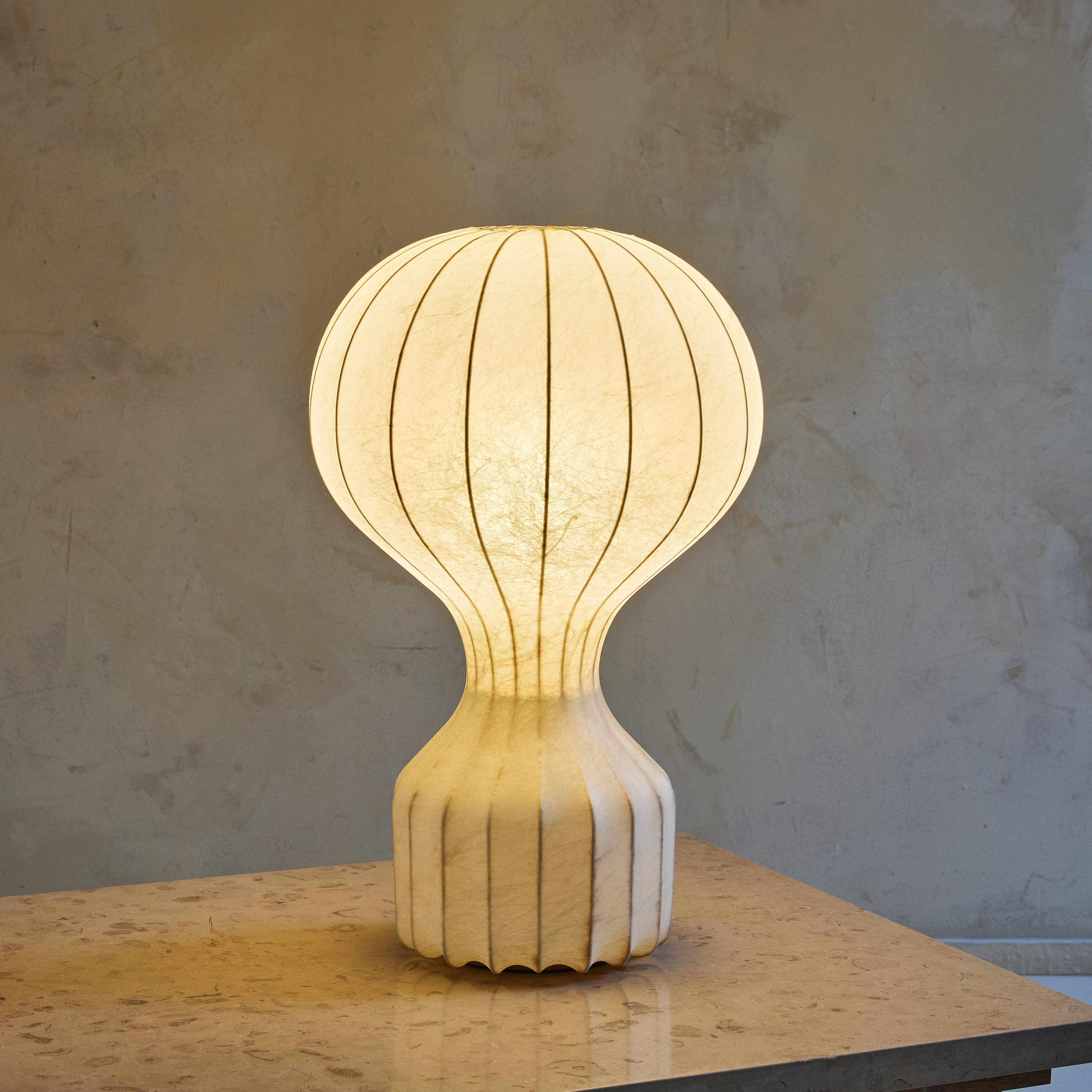 Lampe de table italienne 'Gatto' des années 1960, conçue par Achille & Pier Giacomo Castiglioni pour Flos. Ce luminaire sculptural présente un cadre en acier émaillé et un abat-jour en résine pulvérisée 