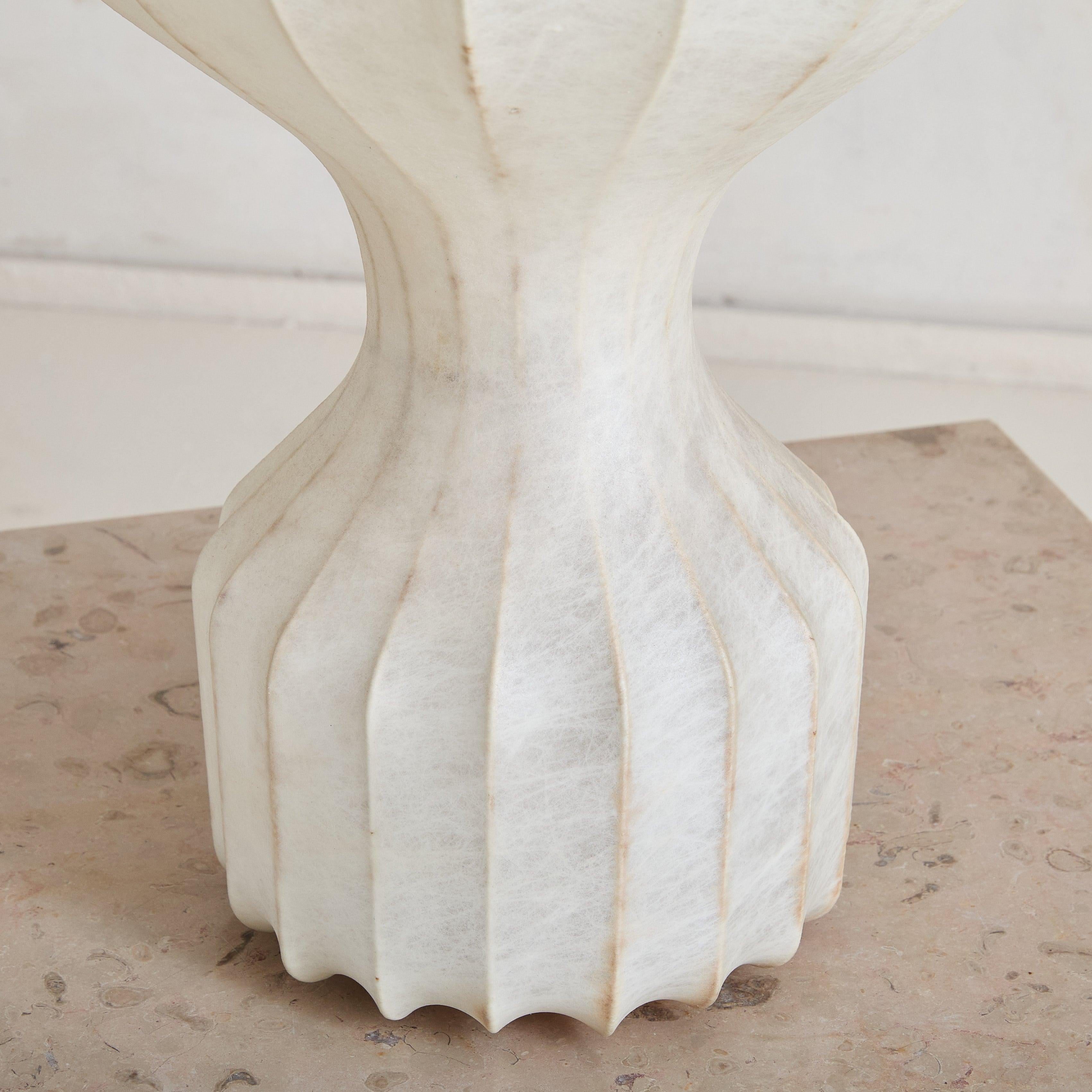 italien Grande lampe de table 'Gatto' en forme de cocon avec fond en feutre vert par Achille & Pier Giacomo en vente