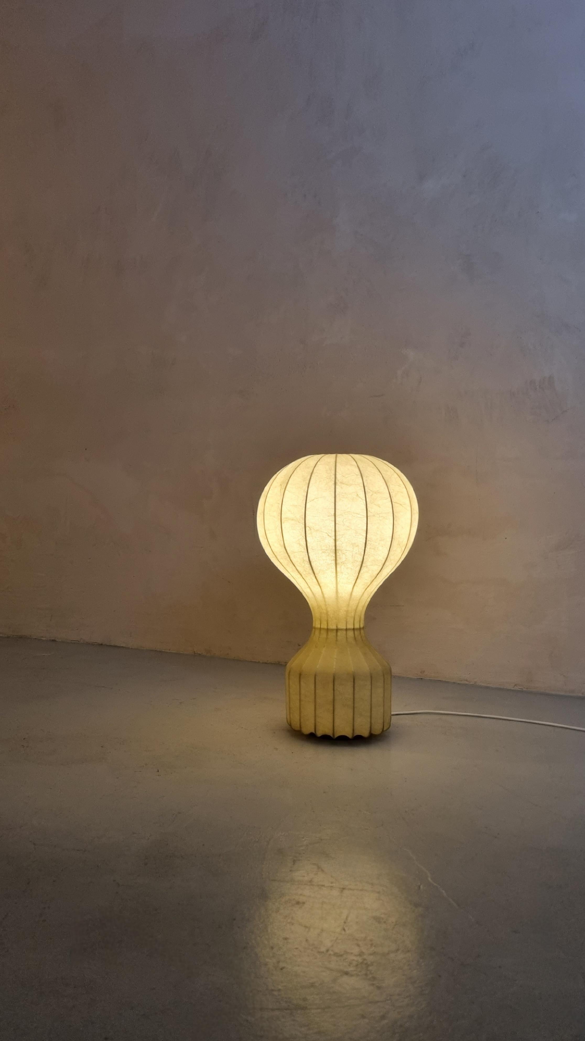 Grande lampada da tavolo Gatto disegnata da Achille e Pier Giacomo Castiglioni per Flos, 1960.
Struttura interna in acciaio verniciato bianco, spruzzato con resina speciale a bozzolo, prima produzione in eccellenti condizioni, .
Pezzo original degli
