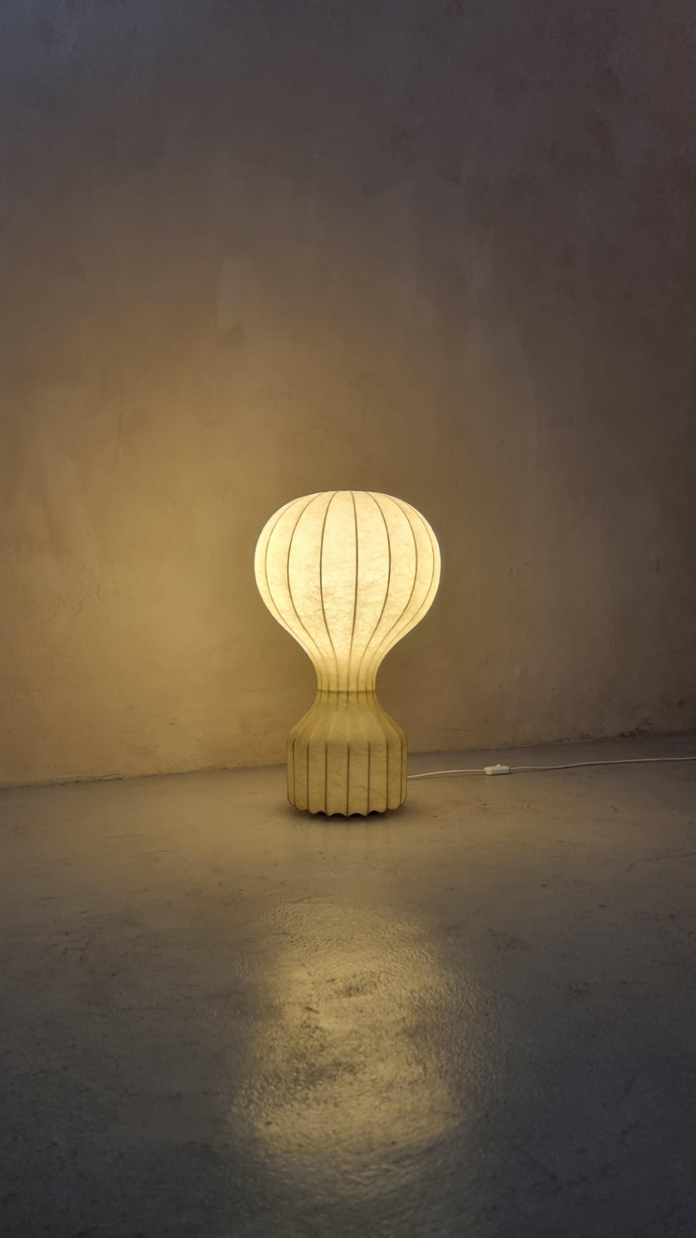 Grande lampada da tavolo Gatto disegnata da Achille e Pier Giacomo Castiglioni per Flos, 1960.
Struttura interna in acciaio verniciato bianco, spruzzato con resina speciale a bozzolo, prima produzione in eccellenti condizioni, .
Pezzo originale