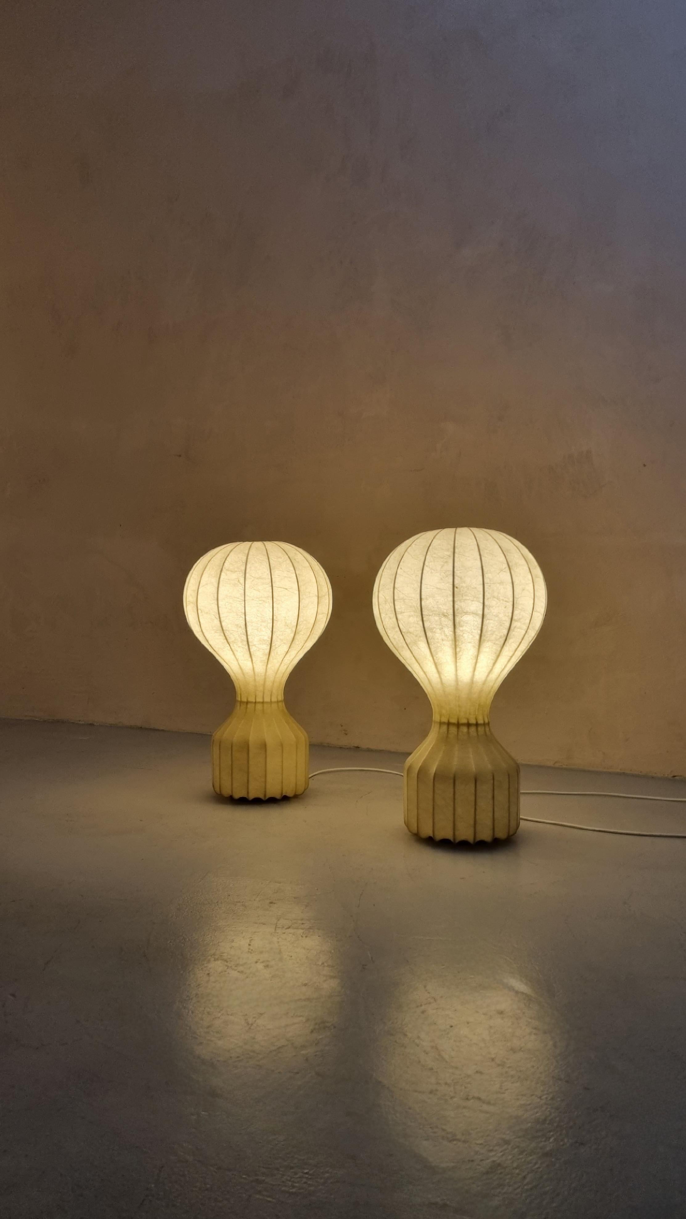 Large Gatto table lamps designed by Achille and Pier Giacomo Castiglioni for Flos, 1960.
Internal steel frame painted white, sprayed with special cocoon resin, first production in excellent condition, .
Original pieces from the 1960s, despite the
