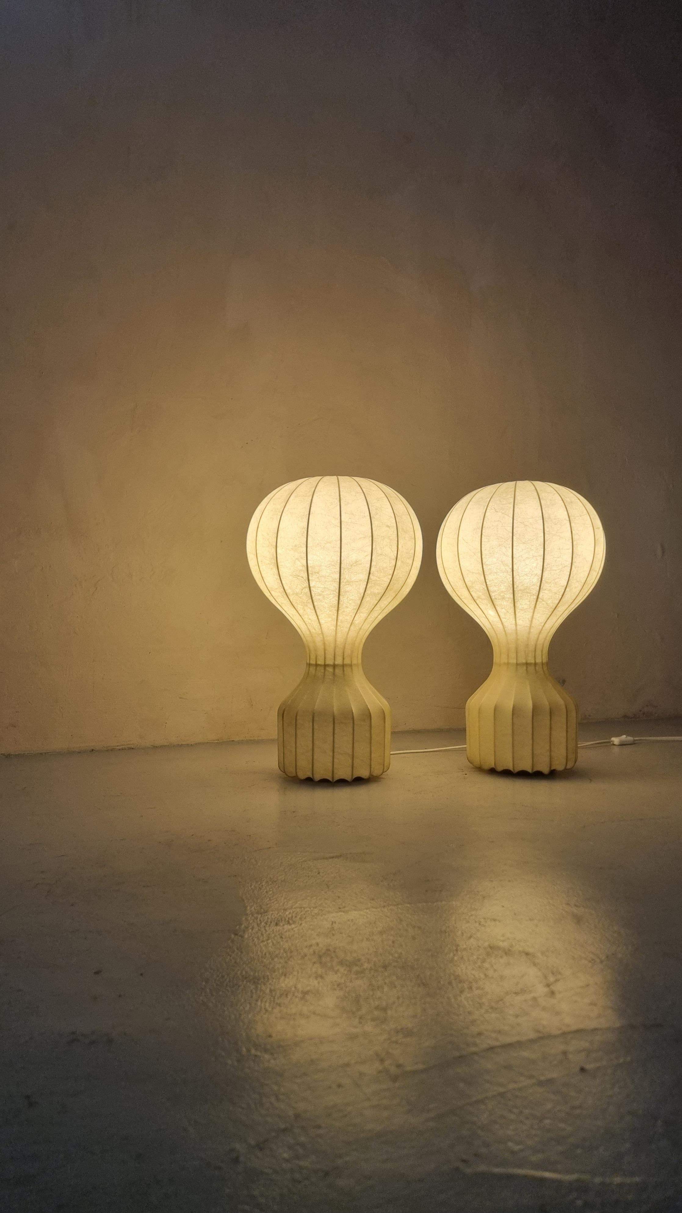 Grandi lampade da tavolo Gatto disegnate da Achille e Pier Giacomo Castiglioni per Flos, 1960.
Struttura interna in acciaio verniciato bianco, spruzzato con resina speciale a bozzolo, prima produzione in eccellenti condizioni, .
Pezzi originali