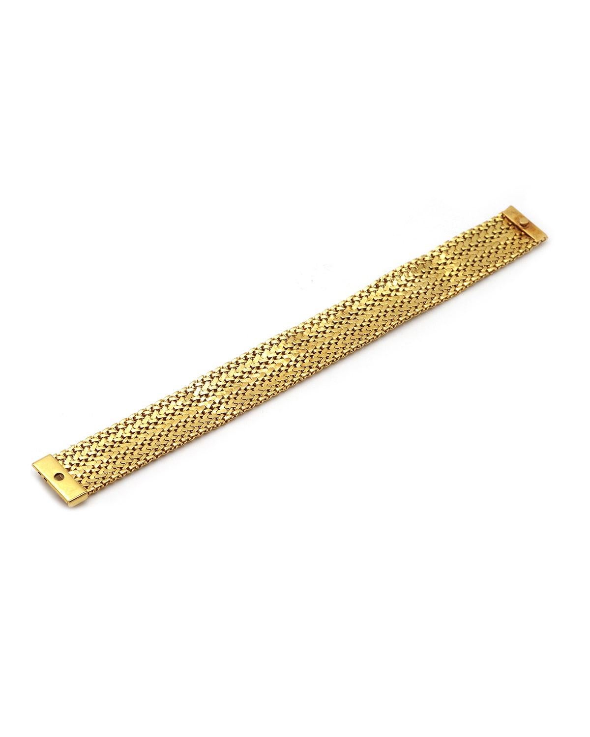 Bracciale a fascia Gay Frères in oro 18 carati. Un braccialetto a maglie flessibili composto da quattro fasce d'oro intrecciate alternate a quattro fasce d'oro opache con motivo a squame. La chiusura è nascosta sotto la maglia e funziona con un