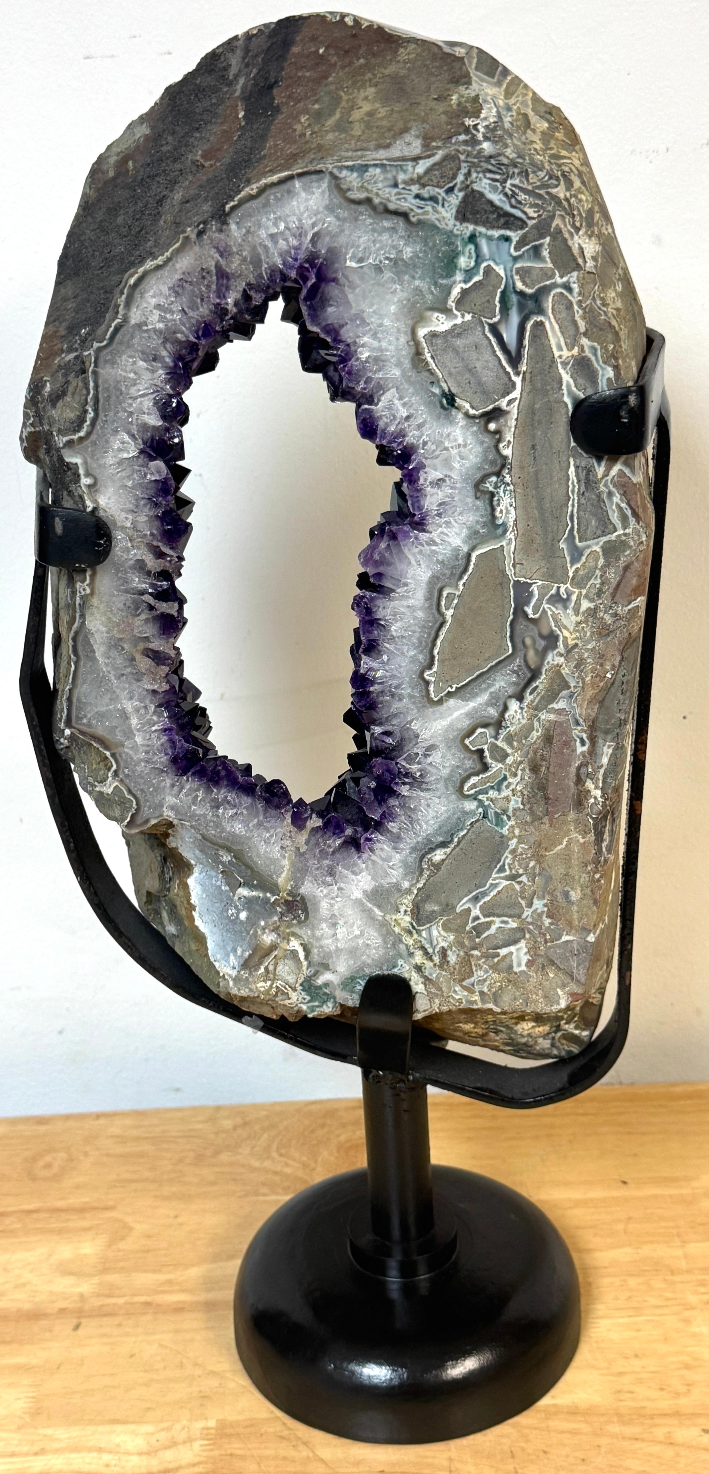 Geoda grande de amatista de calidad gema, en trozos o en rodajas, en soporte giratorio de hierro, 22,5