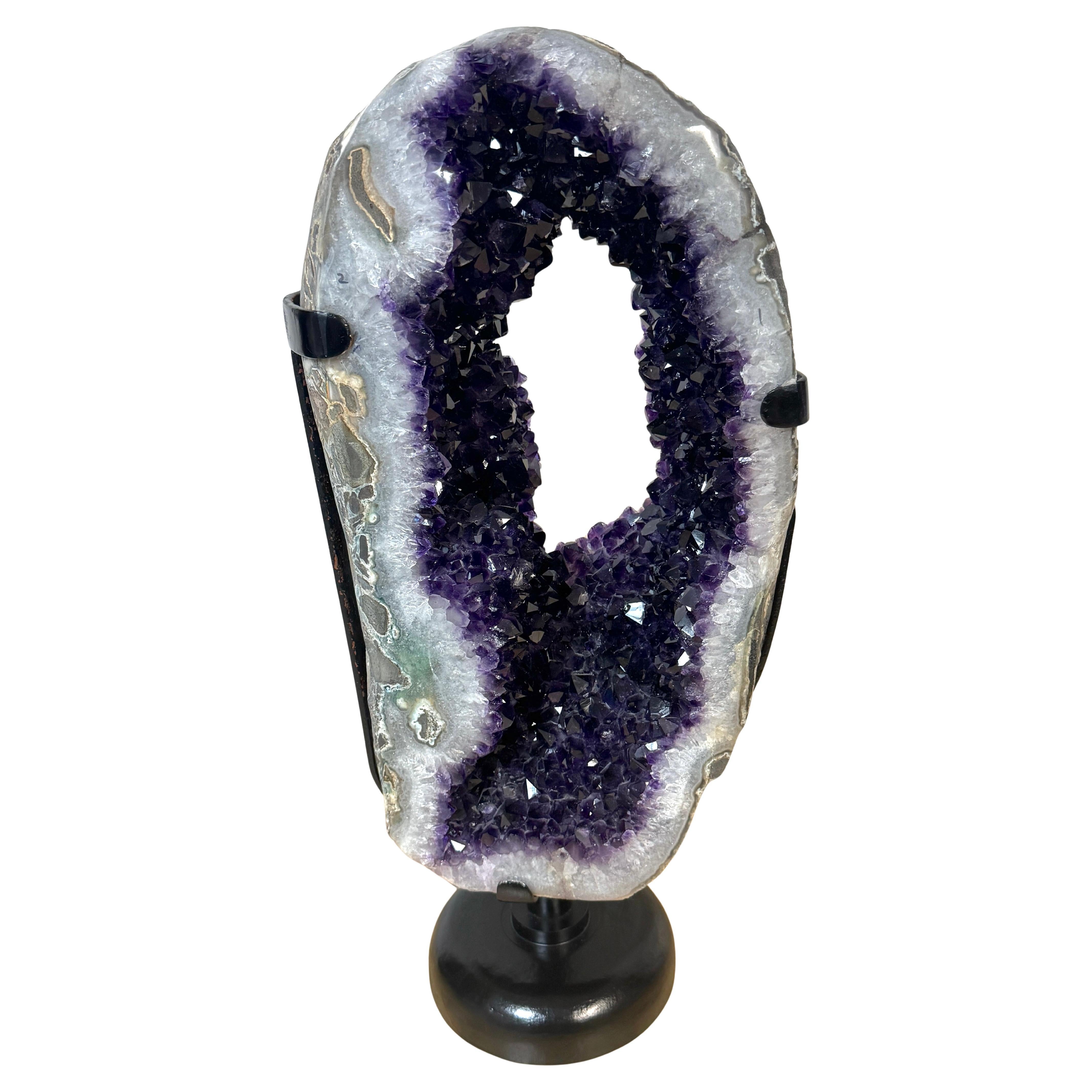 Geoda grande de amatista de calidad gema, en trozos o en rodajas, en soporte giratorio de hierro, 22,5". en venta