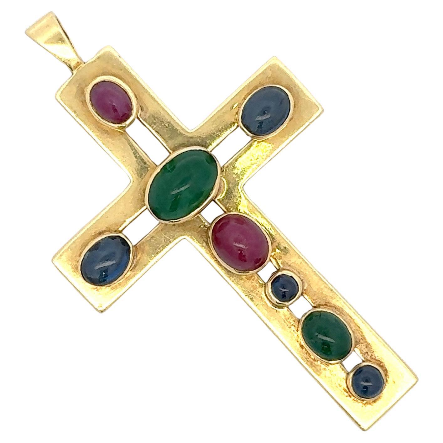 Contemporain Grande croix en or jaune 18 carats avec cabochon de rubis, émeraude et saphir, 28 grammes en vente