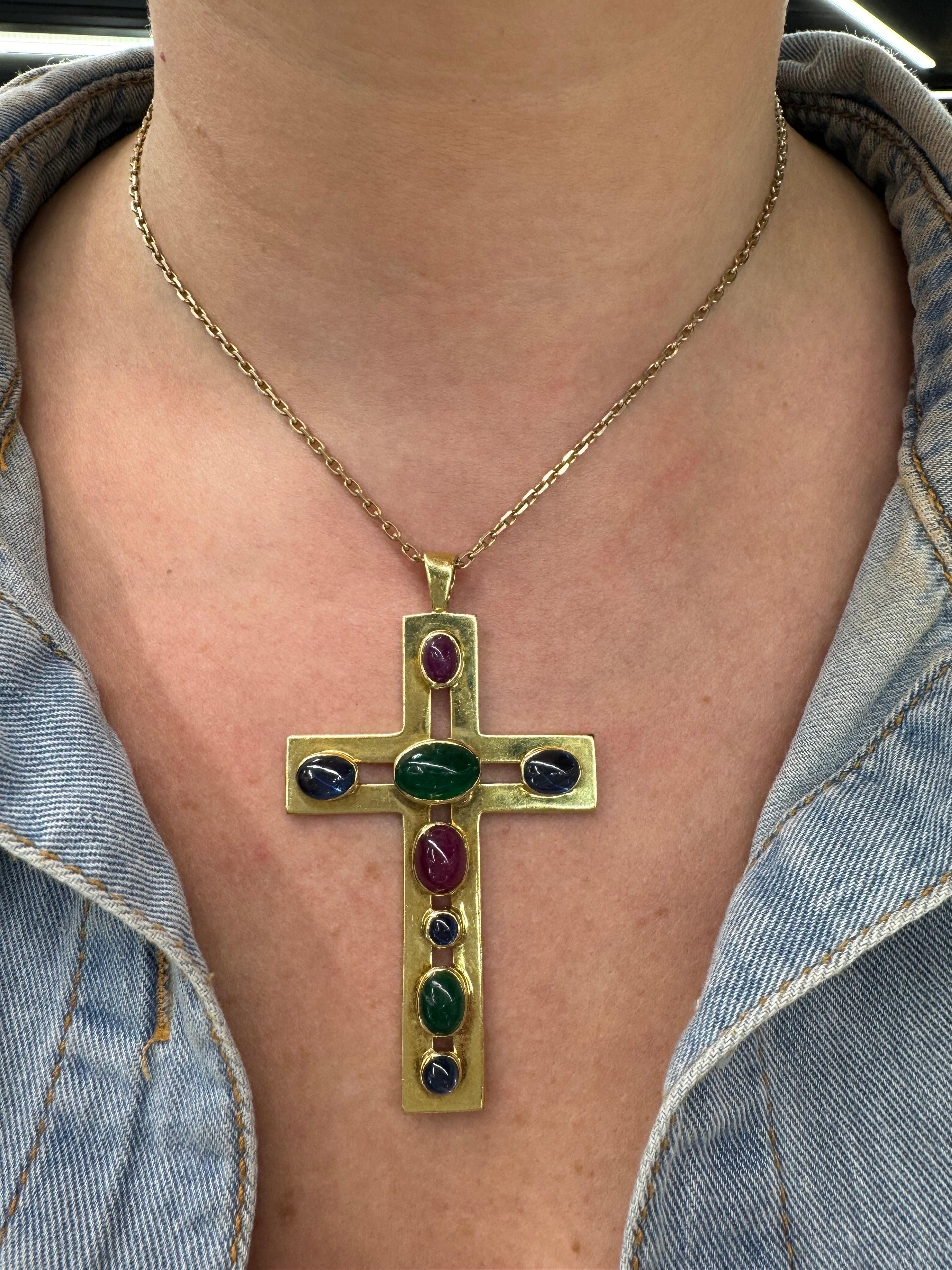 Taille cabochon Grande croix en or jaune 18 carats avec cabochon de rubis, émeraude et saphir, 28 grammes en vente