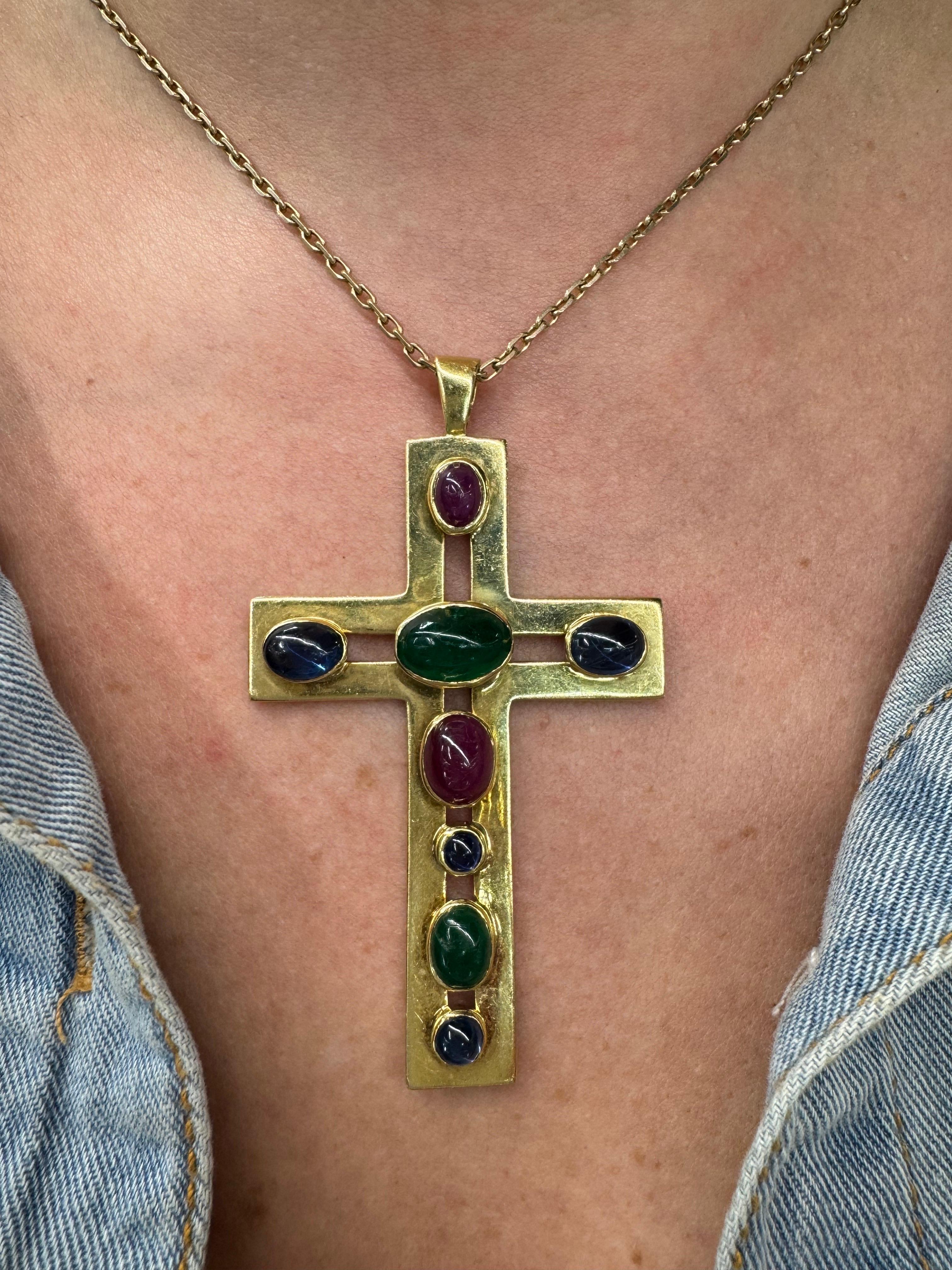 Grande croix en or jaune 18 carats avec cabochon de rubis, émeraude et saphir, 28 grammes Excellent état - En vente à New York, NY