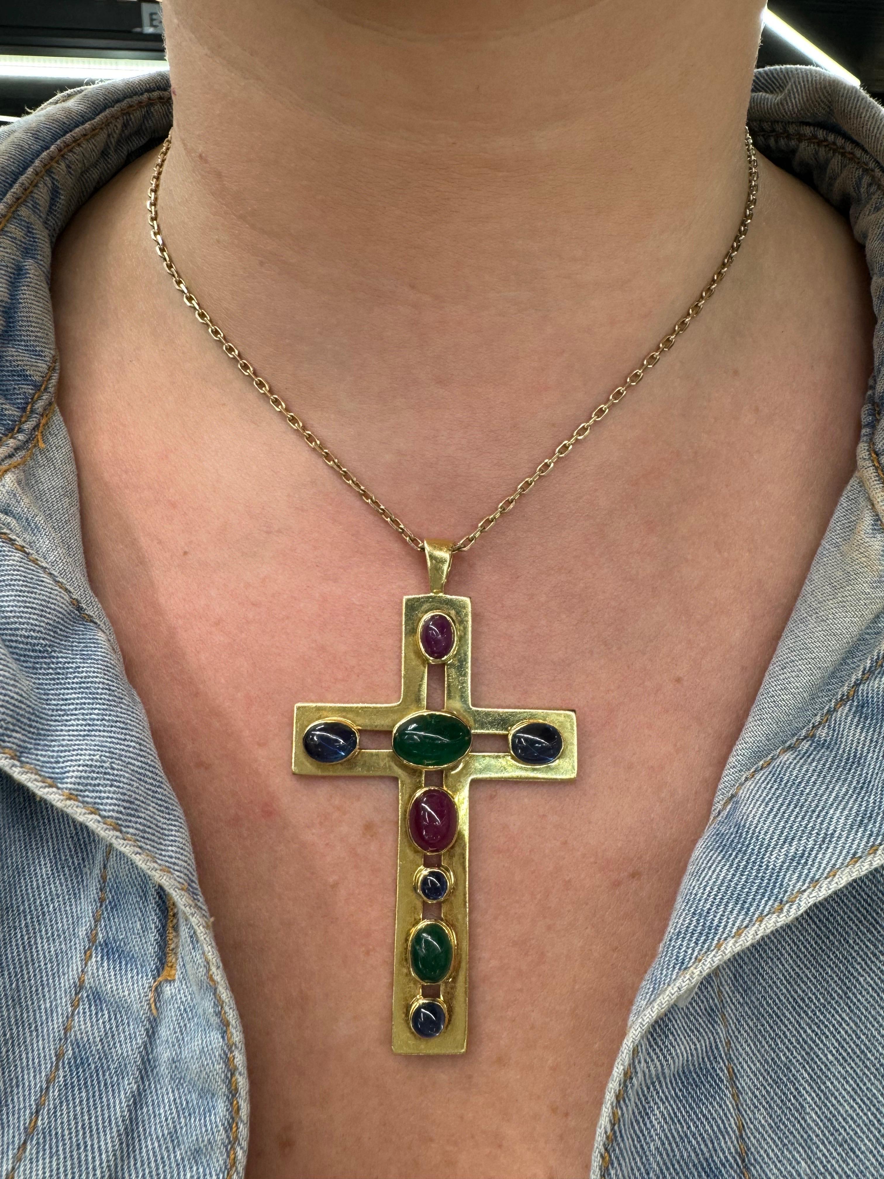 Grande croix en or jaune 18 carats avec cabochon de rubis, émeraude et saphir, 28 grammes Unisexe en vente