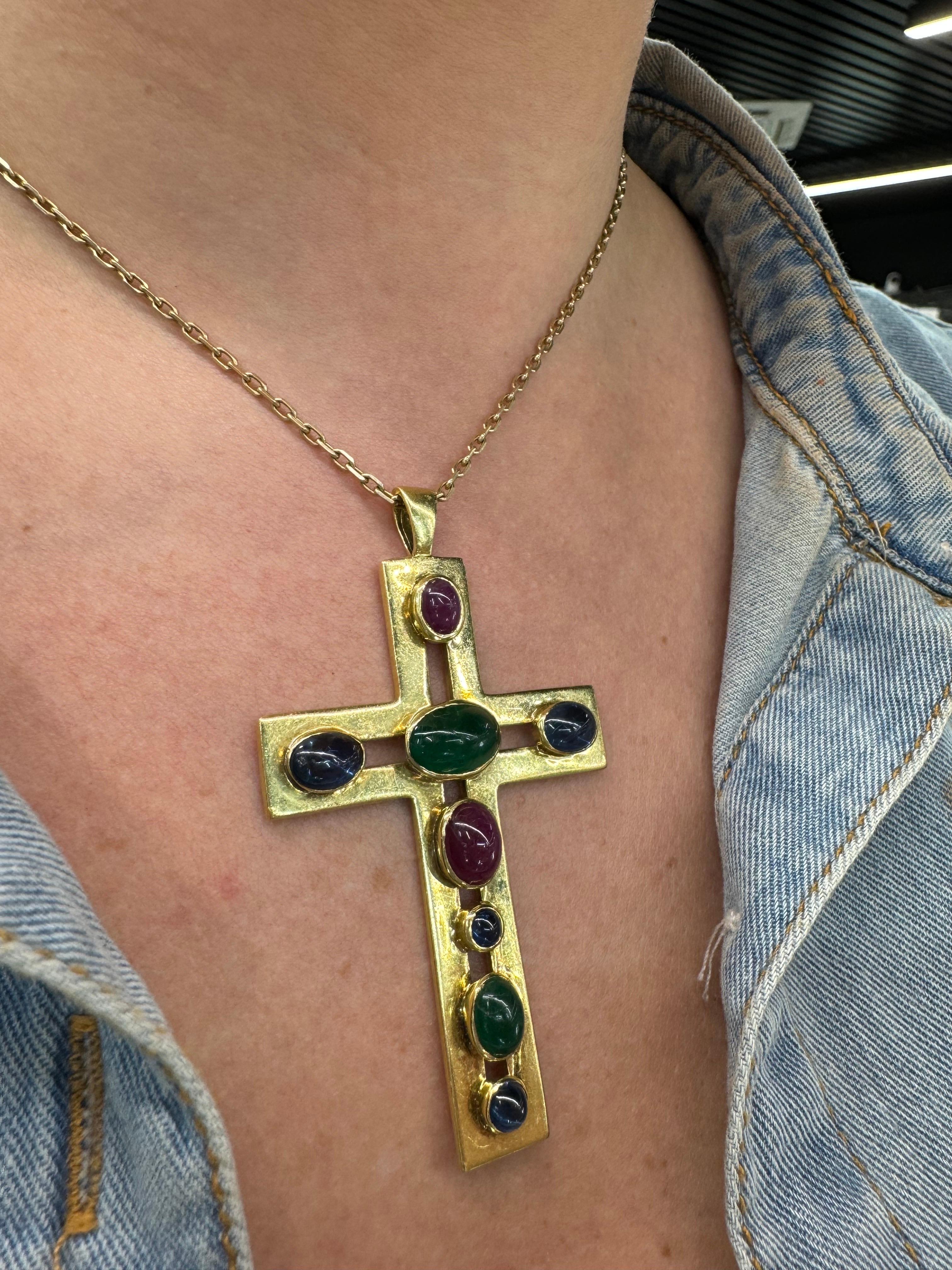 Grande croix en or jaune 18 carats avec cabochon de rubis, émeraude et saphir, 28 grammes en vente 1