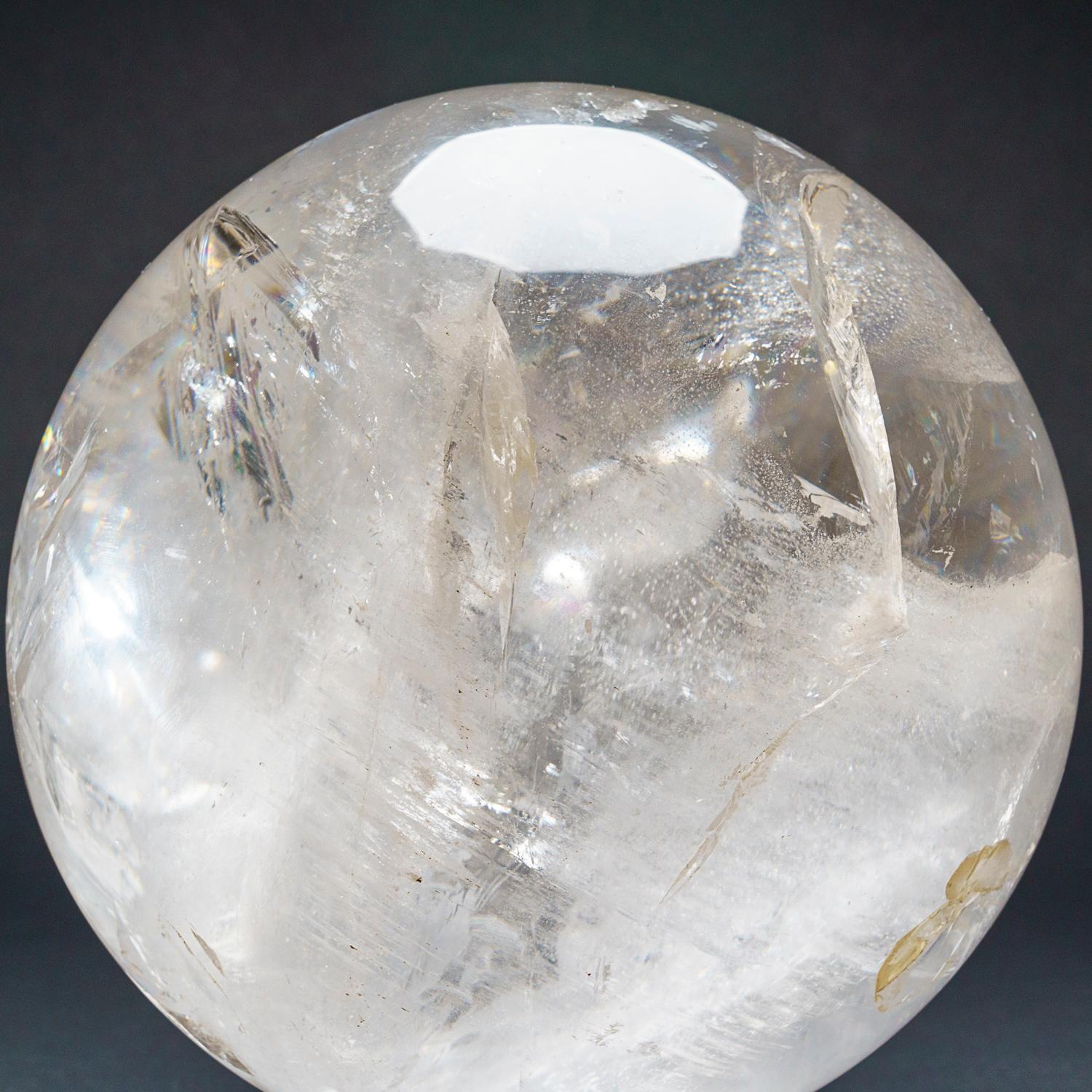 Cette sphère de quartz clair poli de qualité muséale provient du Brésil. Cette sphère pèse 34 livres et a été polie de manière experte pour atteindre un haut niveau de transparence et de réflectivité, ce qui en fait un excellent spécimen pour un