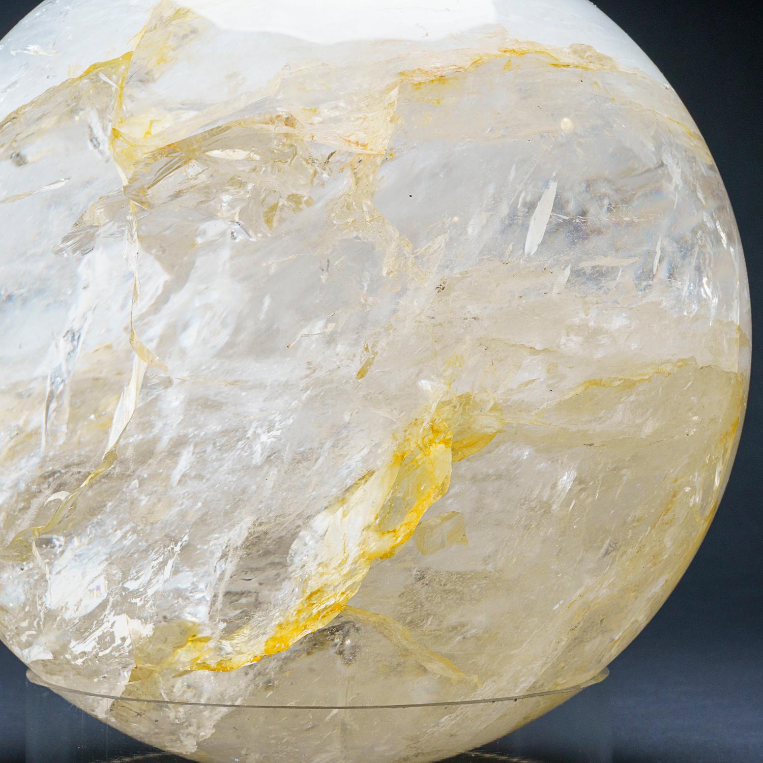 Cette sphère de quartz clair poli de qualité muséale provient du Brésil. Cette sphère pèse 34 livres et a été polie de manière experte pour atteindre un haut niveau de transparence et de réflectivité, ce qui en fait un excellent spécimen pour un