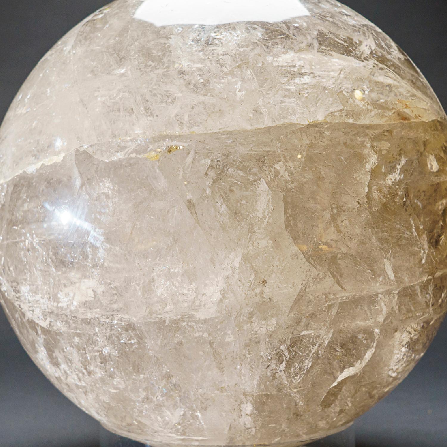 Cette sphère de quartz clair en provenance du Brésil est d'une qualité muséale, avec un poids de 64 livres. Elle a été polie par des experts pour atteindre un haut niveau de transparence et de réflectivité, avec des inclusions minérales
