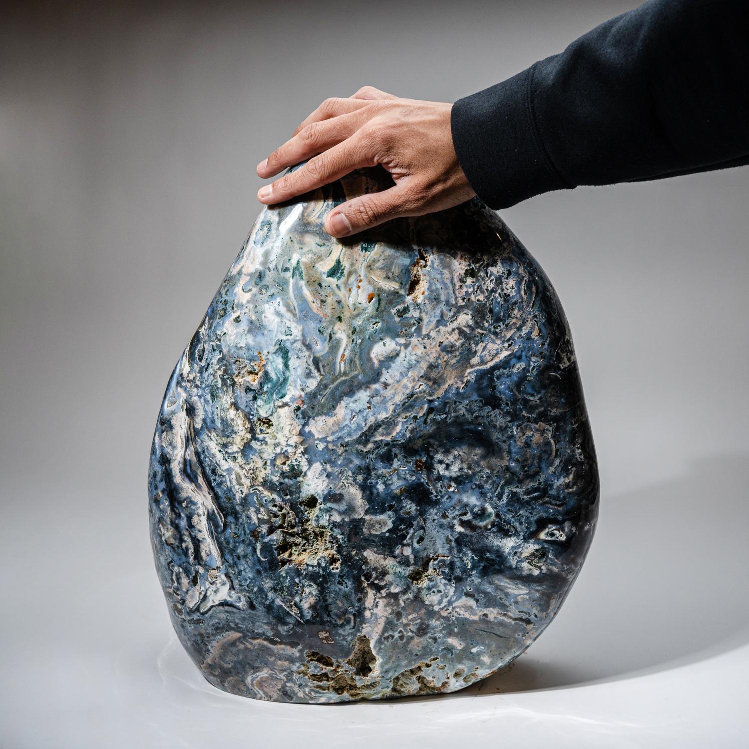 Enorme espécimen de forma libre, pulido a mano y con calidad de museo, fabricado con una pieza maciza de jaspe oceánico natural de Madagascar. Esta pieza de gran tamaño tiene un estampado asombroso con bellos tonos verdes, rojos, amarillos y