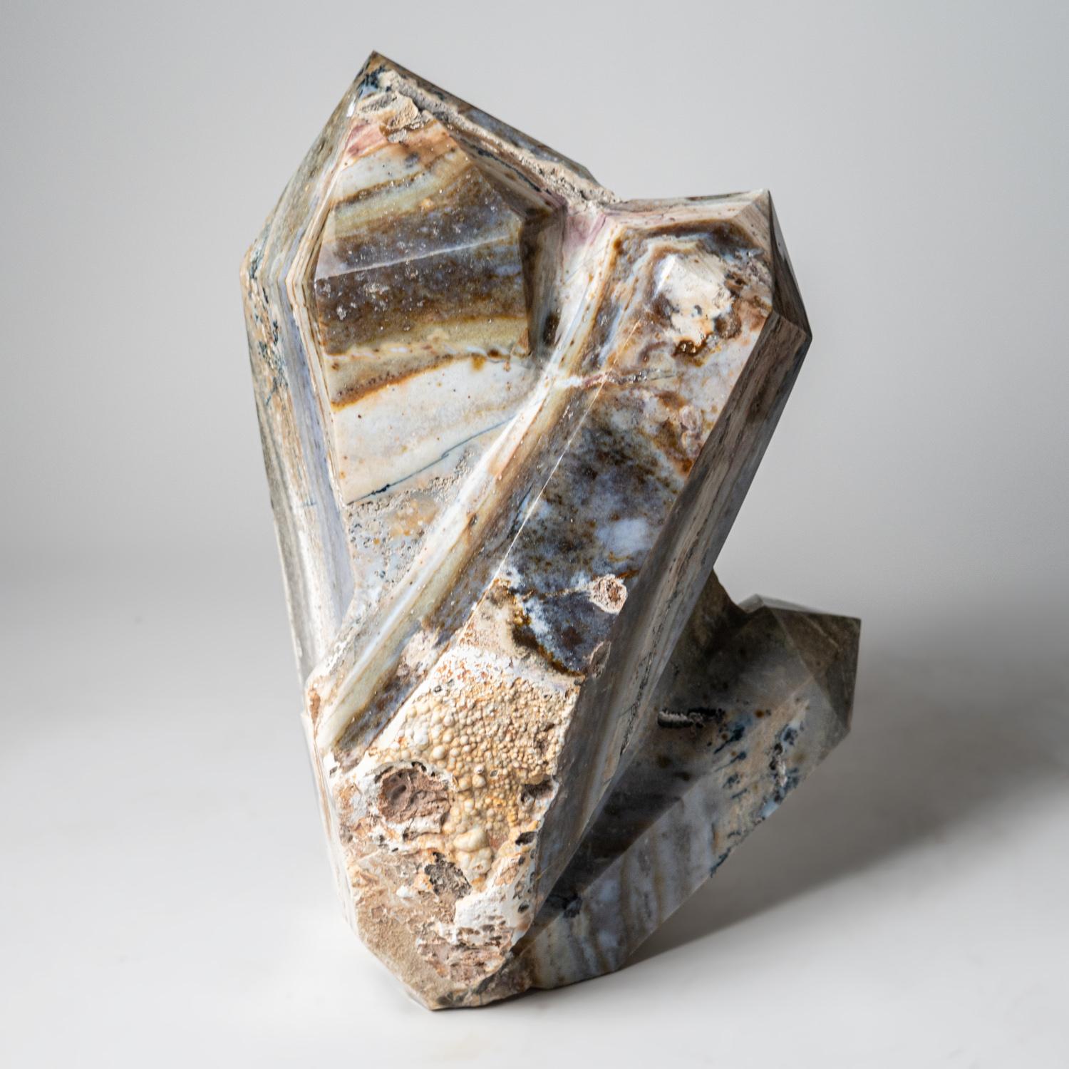 Esemplare a punta di qualità museale, enorme e lucidato a mano, ricavato da un solido pezzo di diaspro oceanico naturale del Madagascar. Questo pezzo di grandi dimensioni ha un disegno incredibile con bellissime sfumature di verde, blu, giallo,