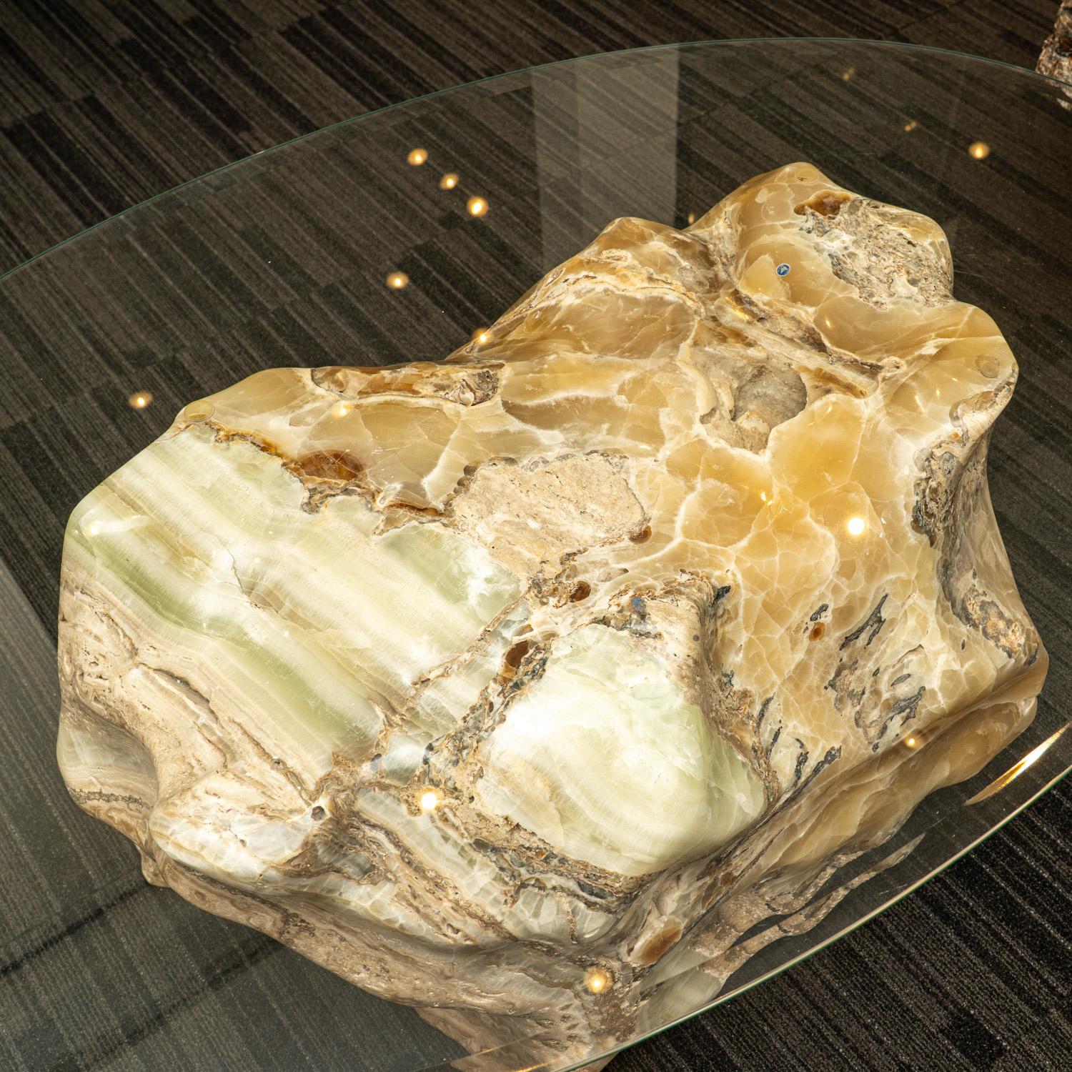 Transformez votre espace avec ce magnifique guéridon moderne, fabriqué à la main à partir d'onyx mexicain naturel de première qualité. Cette table d'appoint est livrée avec un plateau en verre. Cette pièce étonnante apporte un élément organique dans