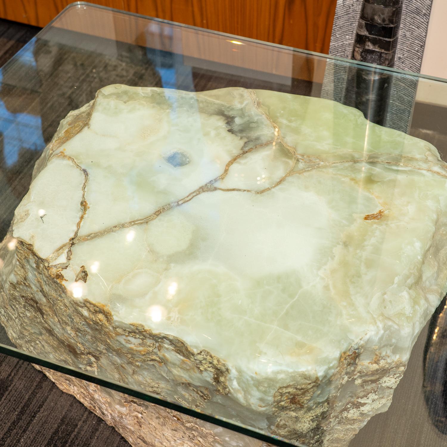 Transformez votre espace avec ce magnifique guéridon moderne, fabriqué à la main à partir d'onyx mexicain naturel de première qualité. Cette table d'appoint est livrée avec un plateau en verre. Cette pièce étonnante apporte un élément organique dans
