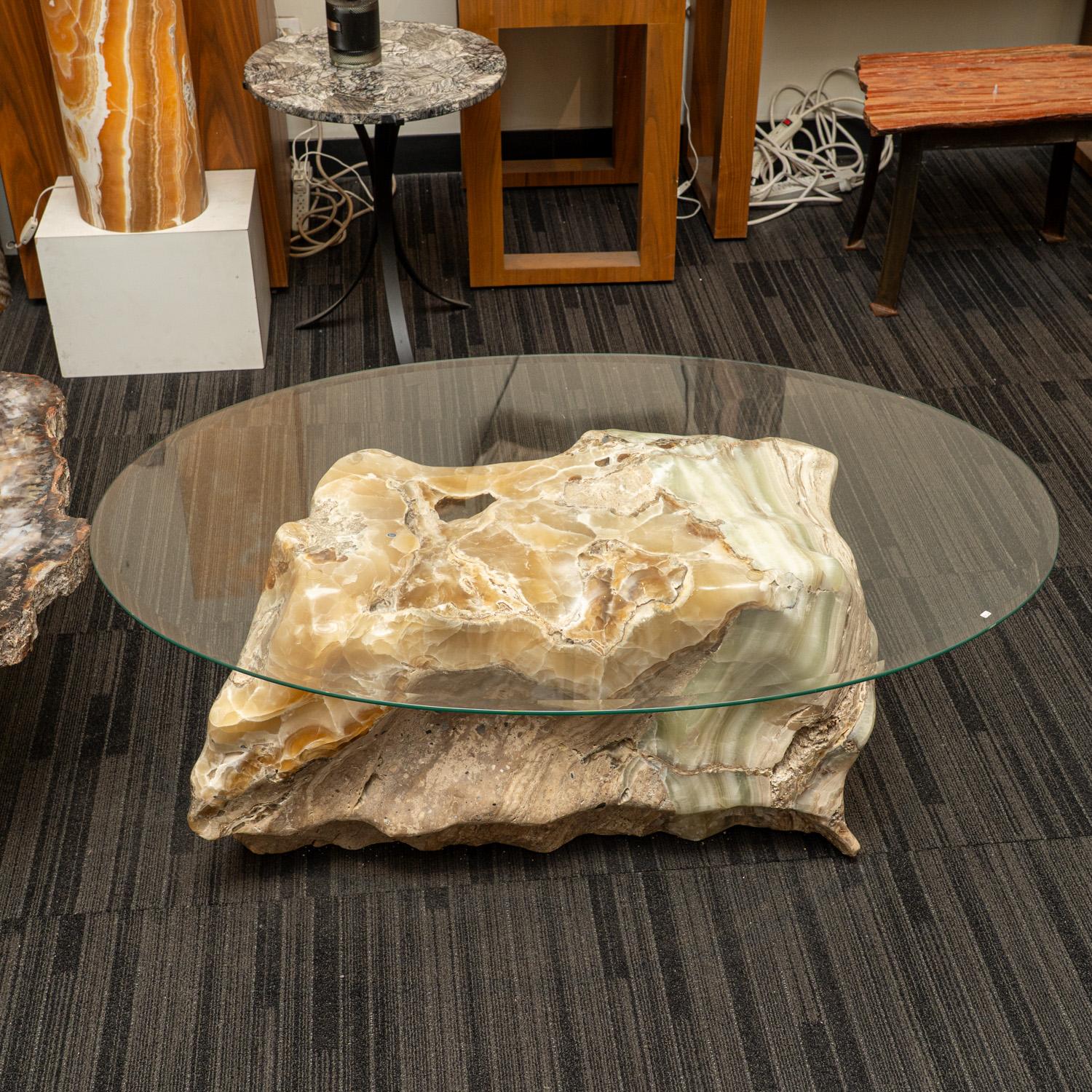 Malgache Grande table d'appoint sur piédestal en onyx poli véritable (avec plateau en verre) en vente