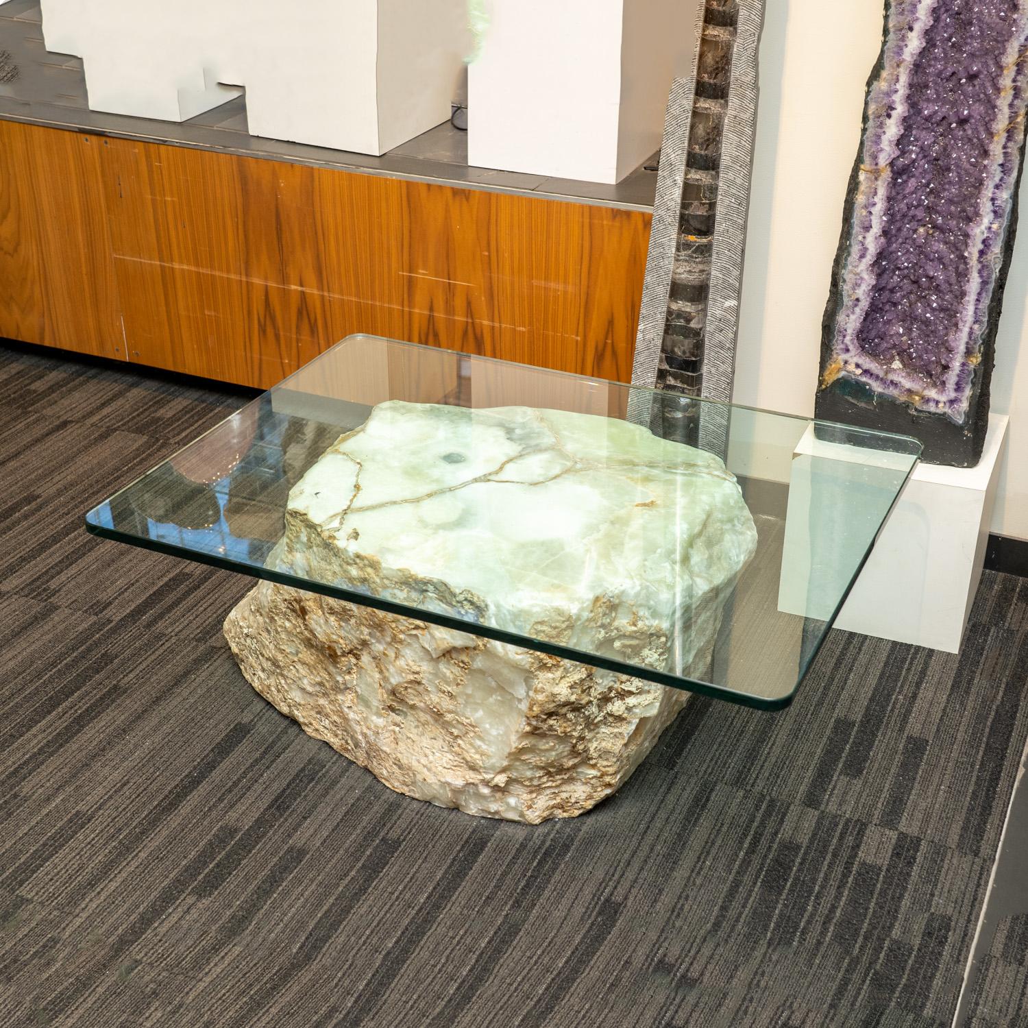 Malgache Grande table d'appoint sur piédestal en onyx poli véritable (avec plateau en verre) en vente