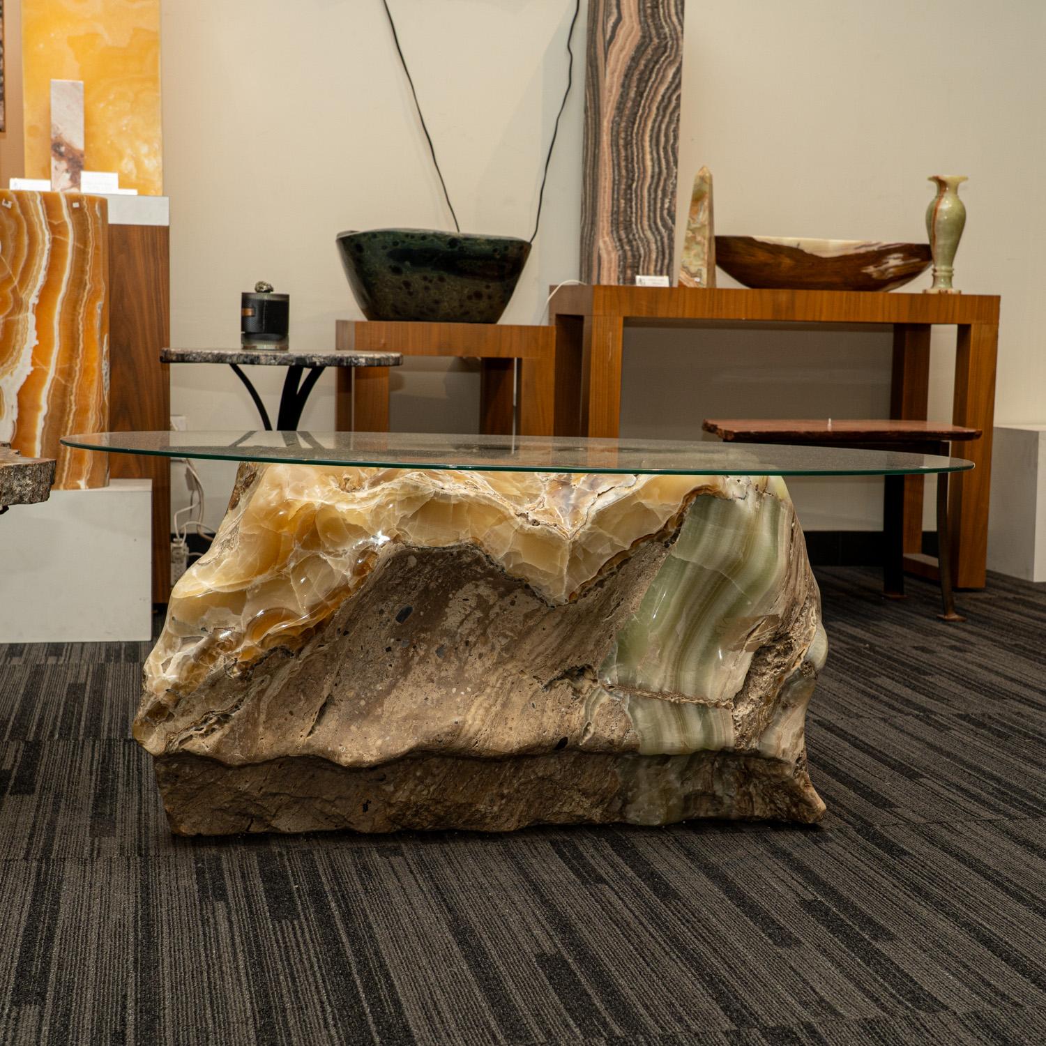 Grande table d'appoint sur piédestal en onyx poli véritable (avec plateau en verre) Neuf - En vente à New York, NY
