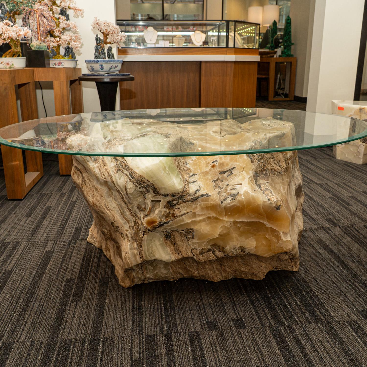 Bois fossilisé Grande table d'appoint sur piédestal en onyx poli véritable (avec plateau en verre) en vente