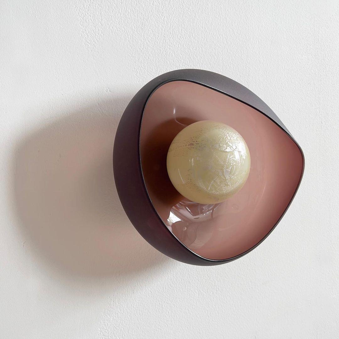 Large Geo Sconce by The GoodMan Studio
Dimensions (May vary): ⌀ 36 x H 6 cm (with ⌀ 13 cm sphere)
Materials: Glass, Metal, Silver Leaf

Blown glass with silvered leaf glass pearl centre.
- Back plate: Pewter or Brass
– customizable glass colour.
- ⌀