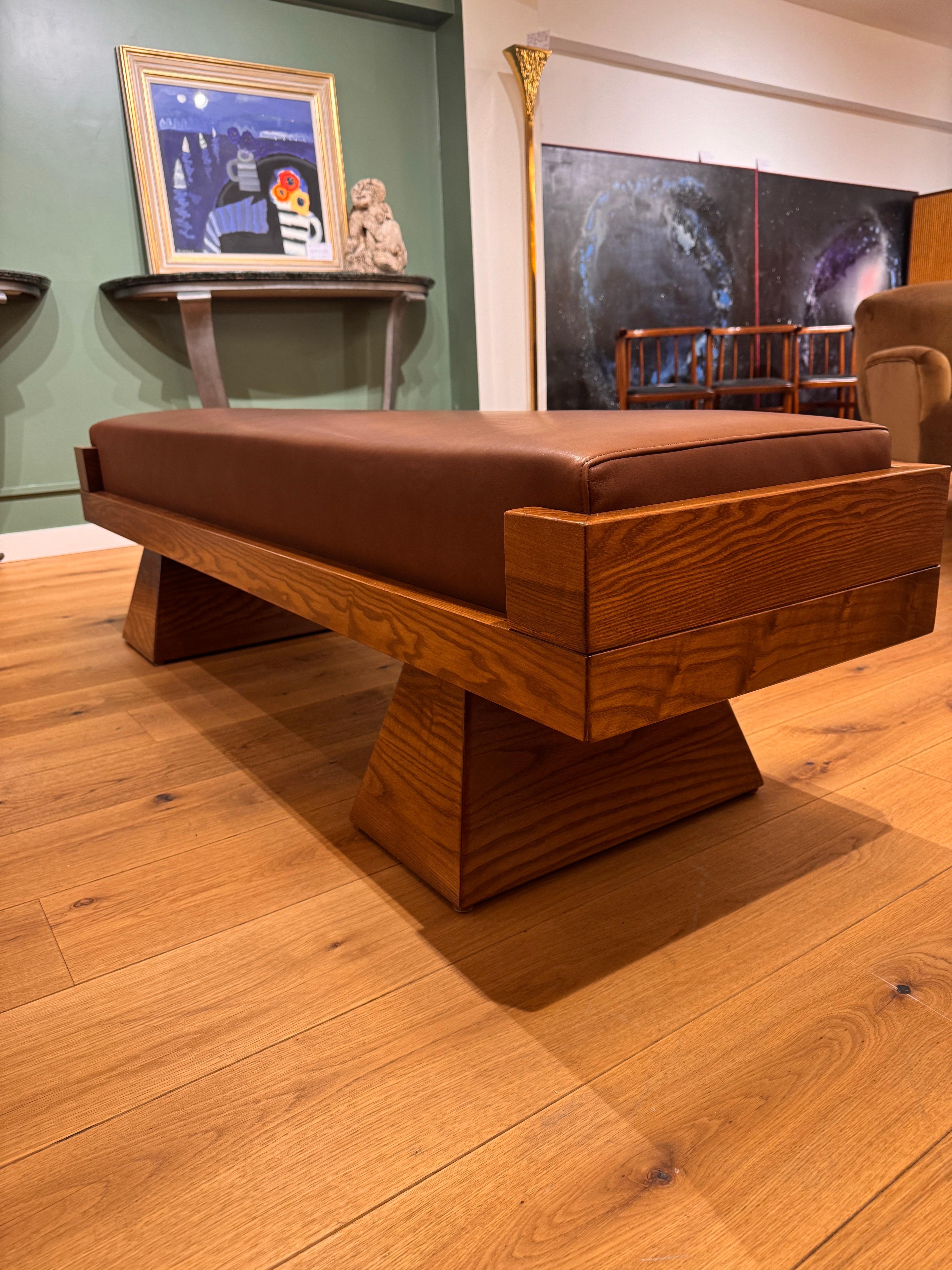 Un gran banco de madera maciza de roble de diseño geométrico bellamente tapizado en napa italiana de la mejor calidad color chocolate con leche . 
Ideal para el final de la cama king size o como banqueta independiente . 