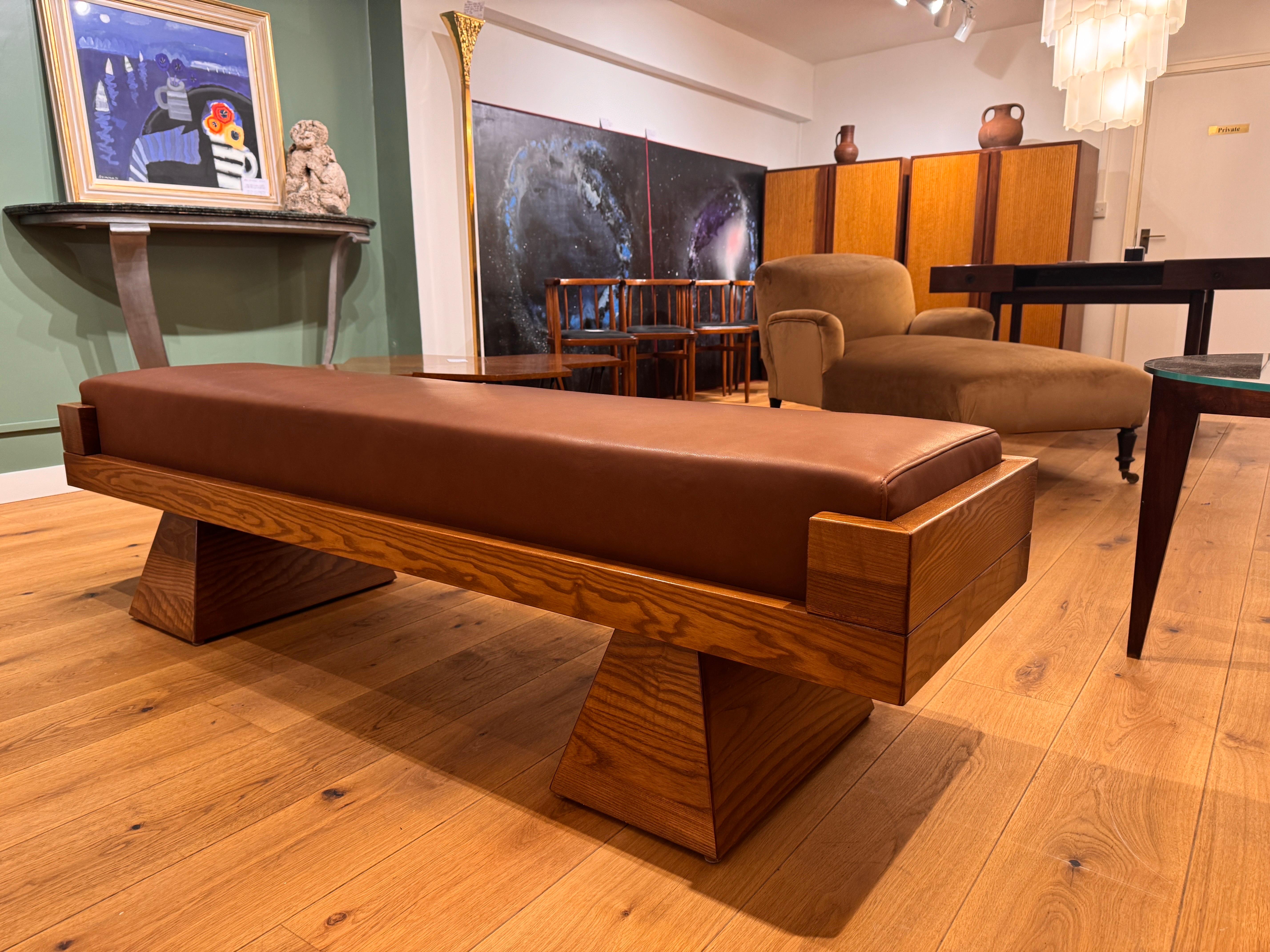 Gran banco de madera de roble de diseño geométrico con tapicería de napa fina. Italiano en venta