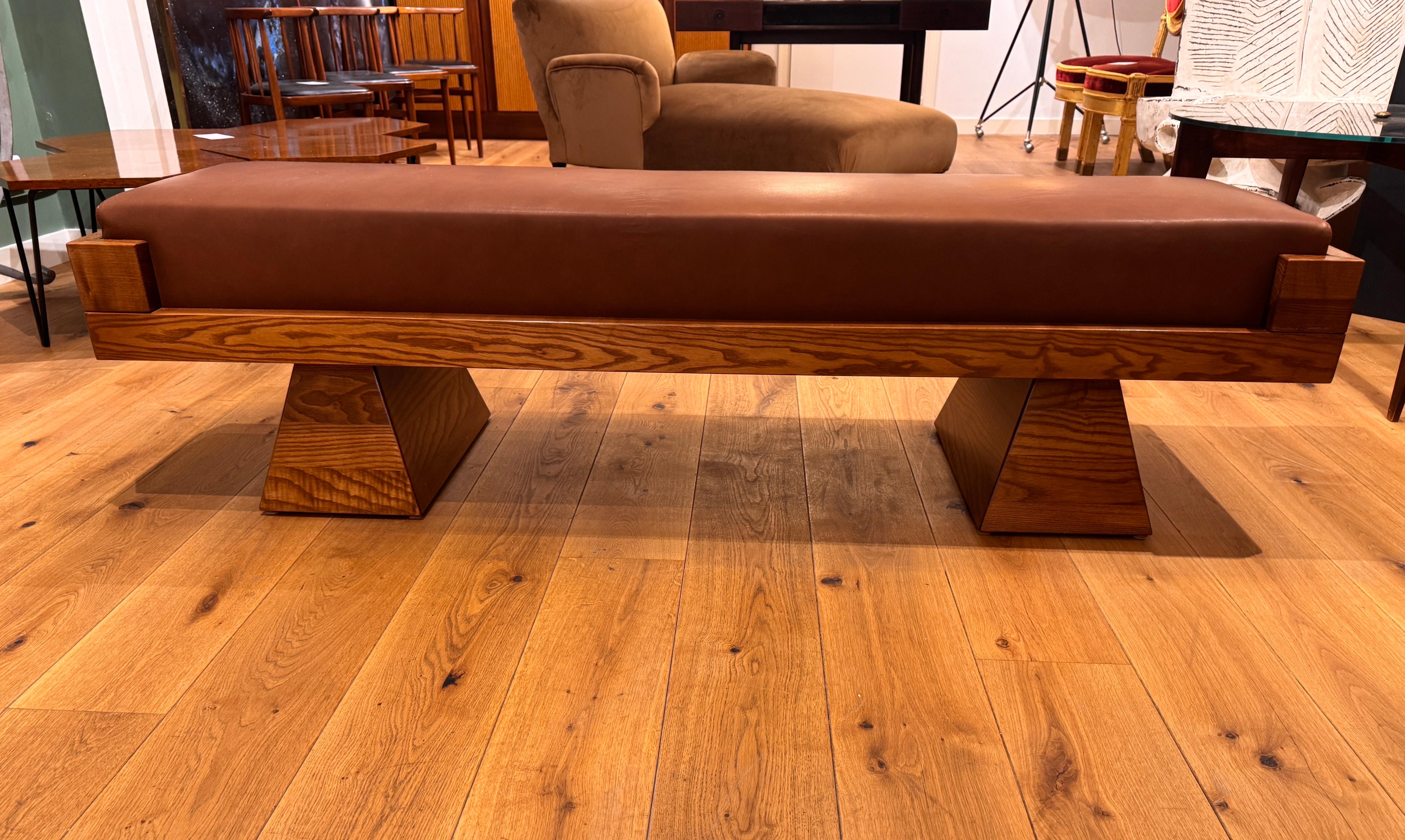 Gran banco de madera de roble de diseño geométrico con tapicería de napa fina. en Excelente estado para la venta en London, GB